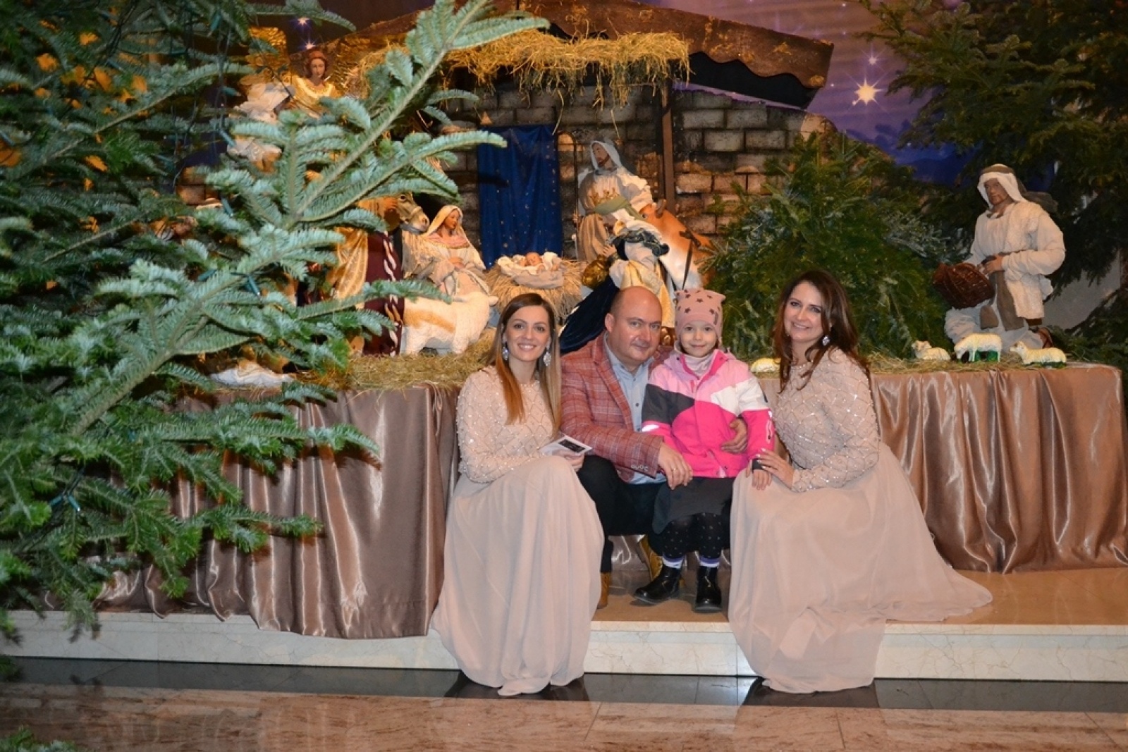 Zdjęcie w galerii na portalu naszwodzislaw.com: Kobiety na walizkach i Tomek Coral zaśpiewali w Nieboczowach wiadomości z regionu