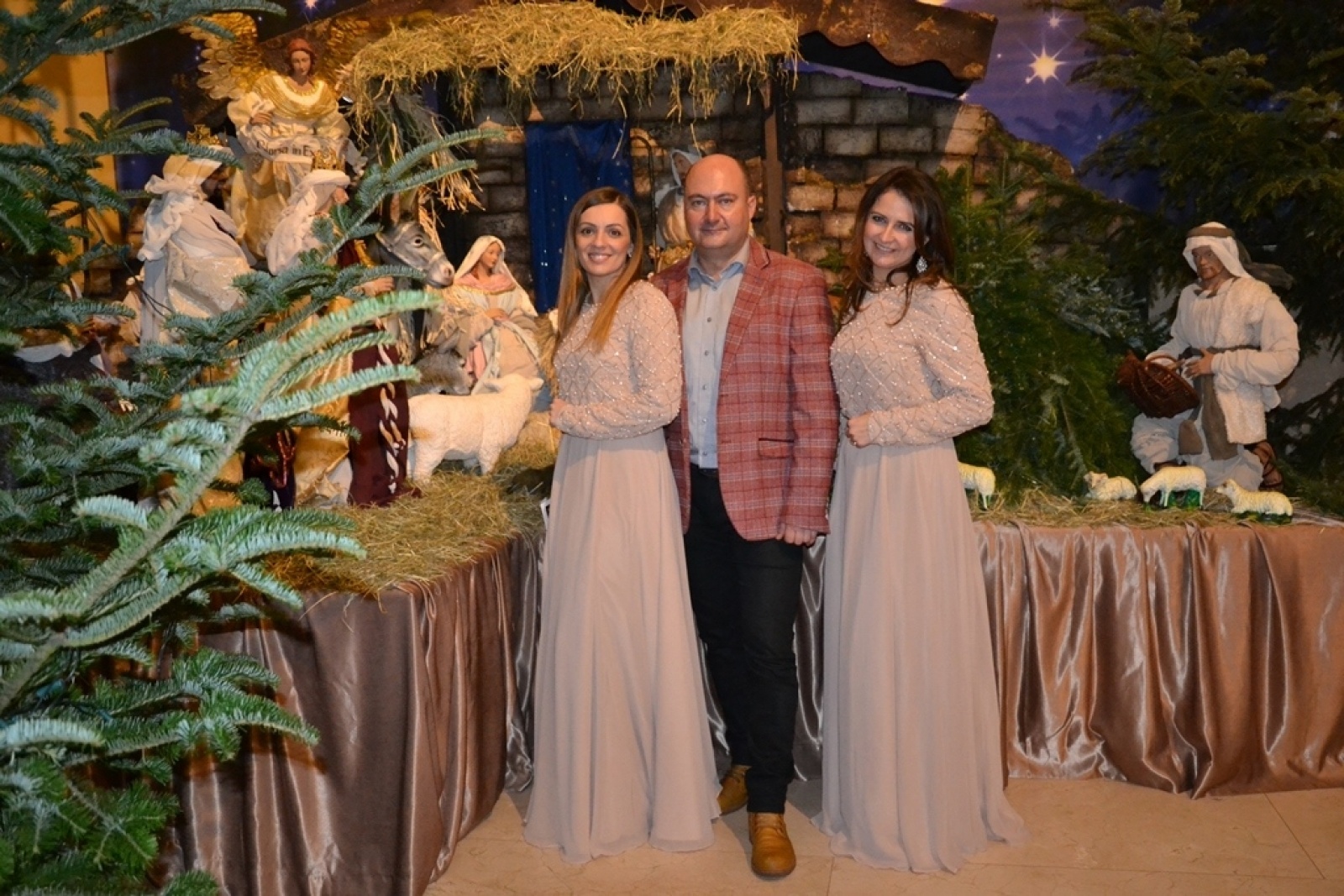 Zdjęcie w galerii na portalu naszwodzislaw.com: Kobiety na walizkach i Tomek Coral zaśpiewali w Nieboczowach wiadomości z regionu