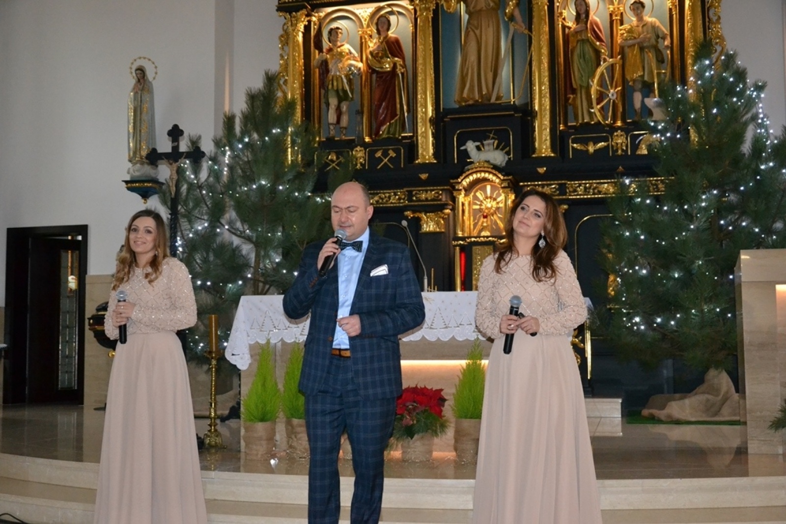 Zdjęcie w galerii na portalu naszwodzislaw.com: Kobiety na walizkach i Tomek Coral zaśpiewali w Nieboczowach wiadomości z regionu