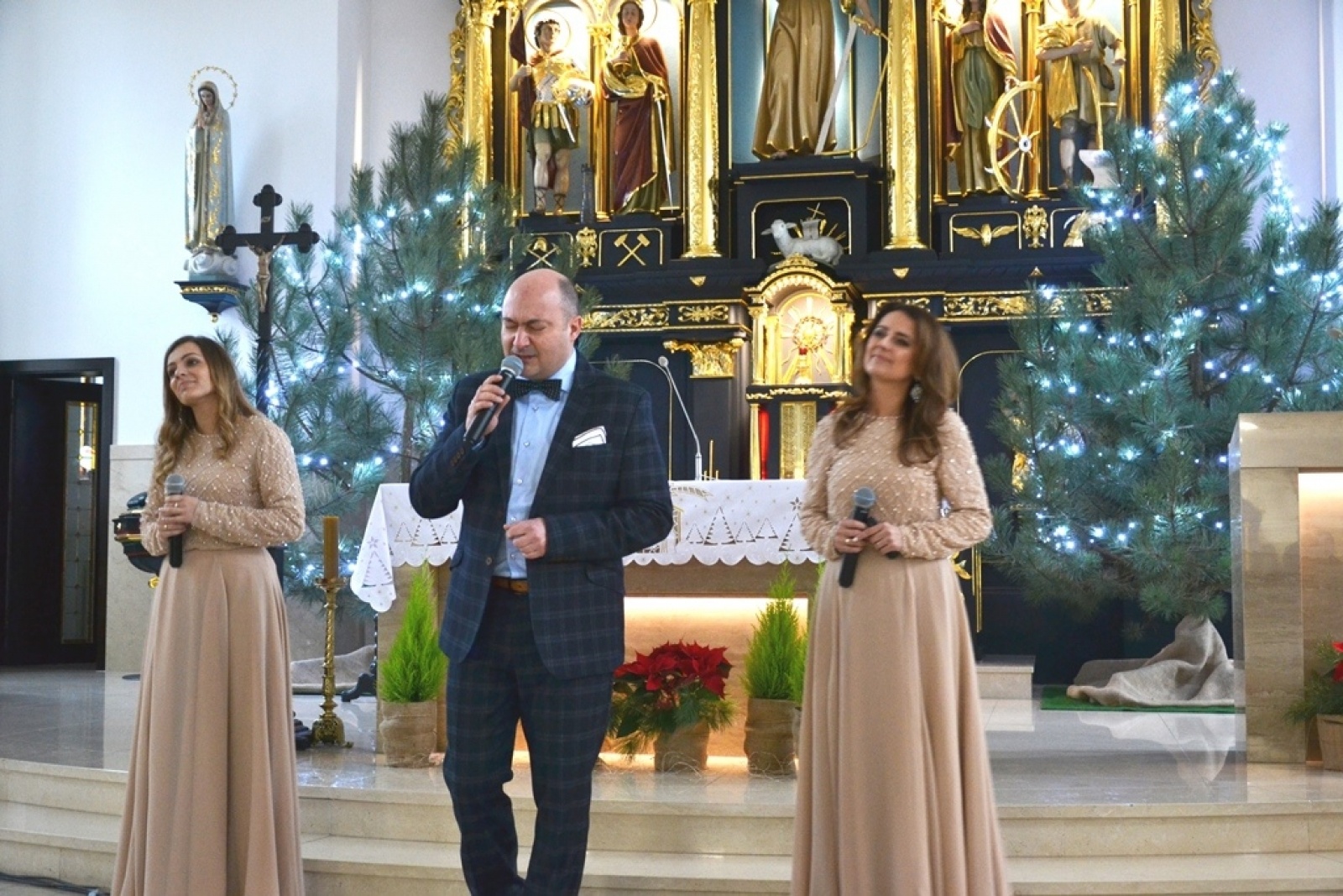 Zdjęcie w galerii na portalu naszwodzislaw.com: Kobiety na walizkach i Tomek Coral zaśpiewali w Nieboczowach wiadomości z regionu