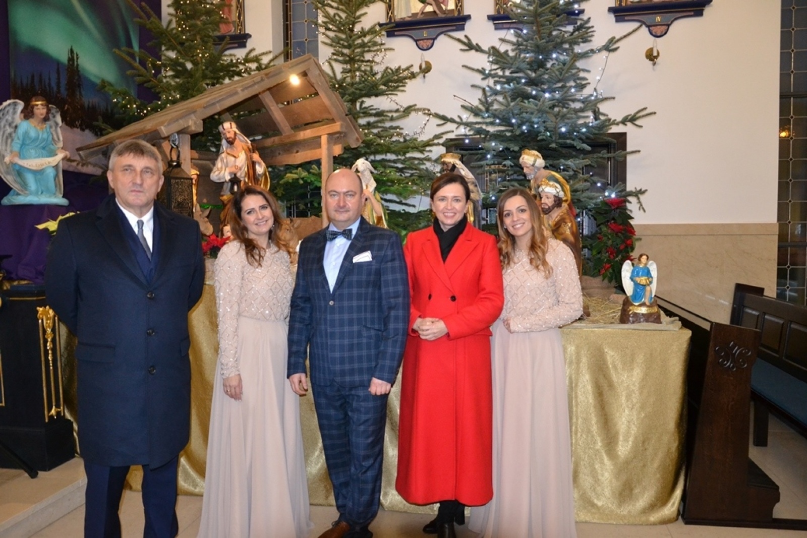 Zdjęcie w galerii na portalu naszwodzislaw.com: Kobiety na walizkach i Tomek Coral zaśpiewali w Nieboczowach wiadomości z regionu