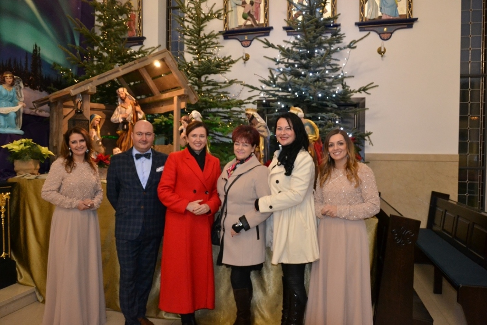 Zdjęcie w galerii na portalu naszwodzislaw.com: Kobiety na walizkach i Tomek Coral zaśpiewali w Nieboczowach wiadomości z regionu