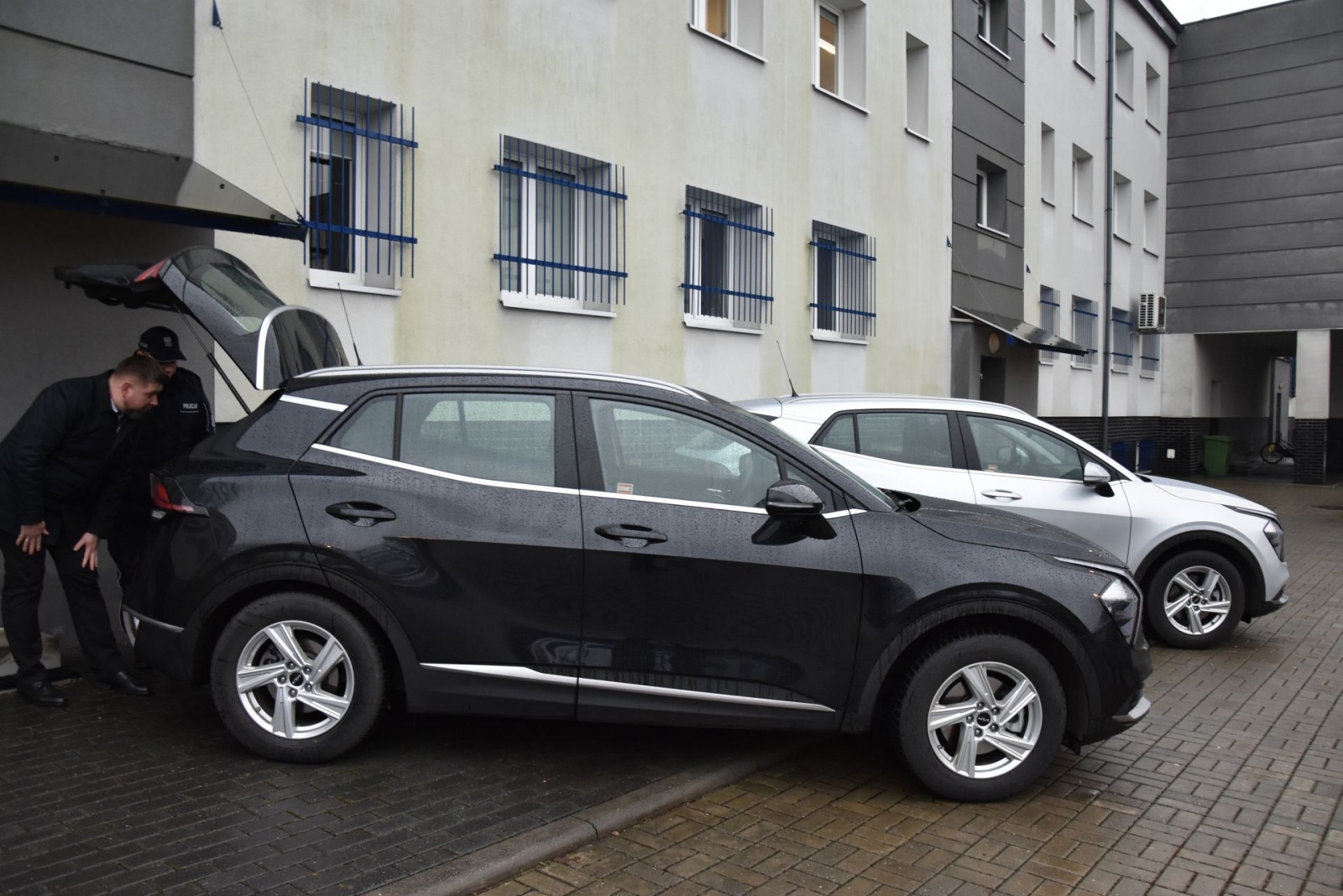 Zdjęcie w galerii na portalu naszwodzislaw.com: Dwa nowe samochody zasiliły flotę wodzisławskiej policji wiadomości z regionu