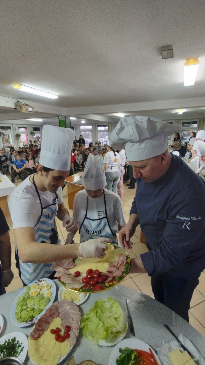 Zdjęcie w galerii na portalu naszwodzislaw.com: Kulinarne zmagania z Remigiuszem Rączką w ZPSWR wiadomości z regionu