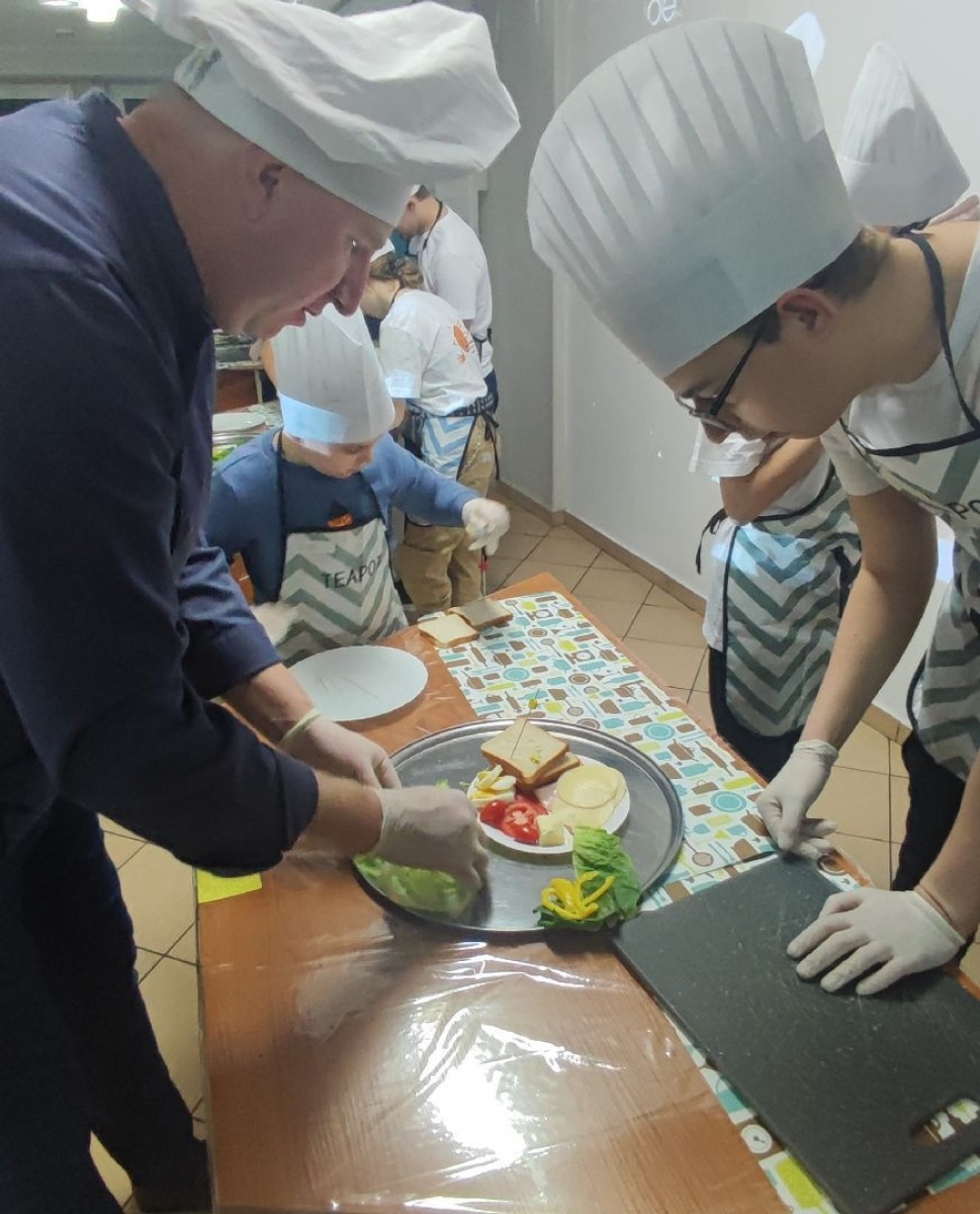 Zdjęcie w galerii na portalu naszwodzislaw.com: Kulinarne zmagania z Remigiuszem Rączką w ZPSWR wiadomości z regionu