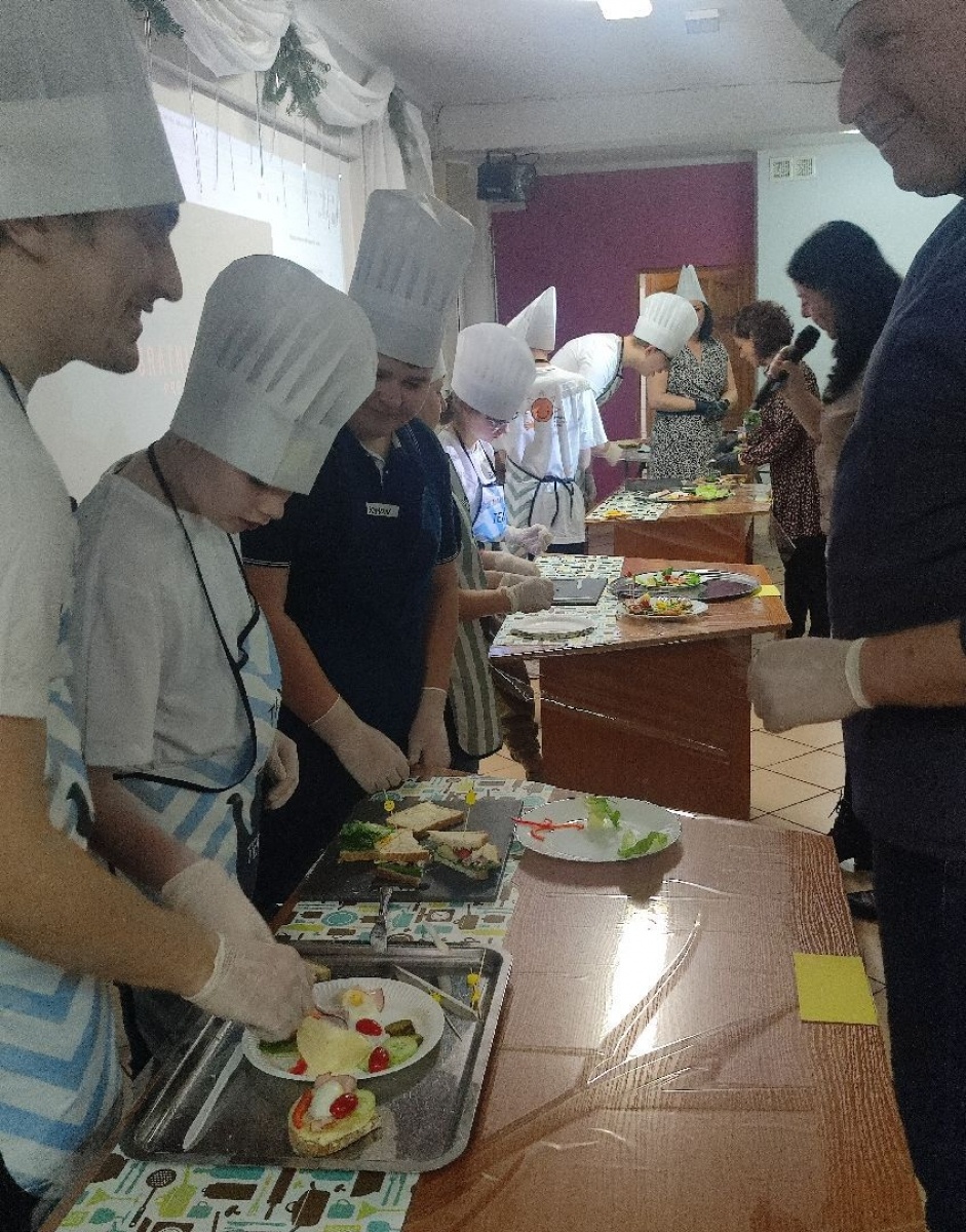 Zdjęcie w galerii na portalu naszwodzislaw.com: Kulinarne zmagania z Remigiuszem Rączką w ZPSWR wiadomości z regionu