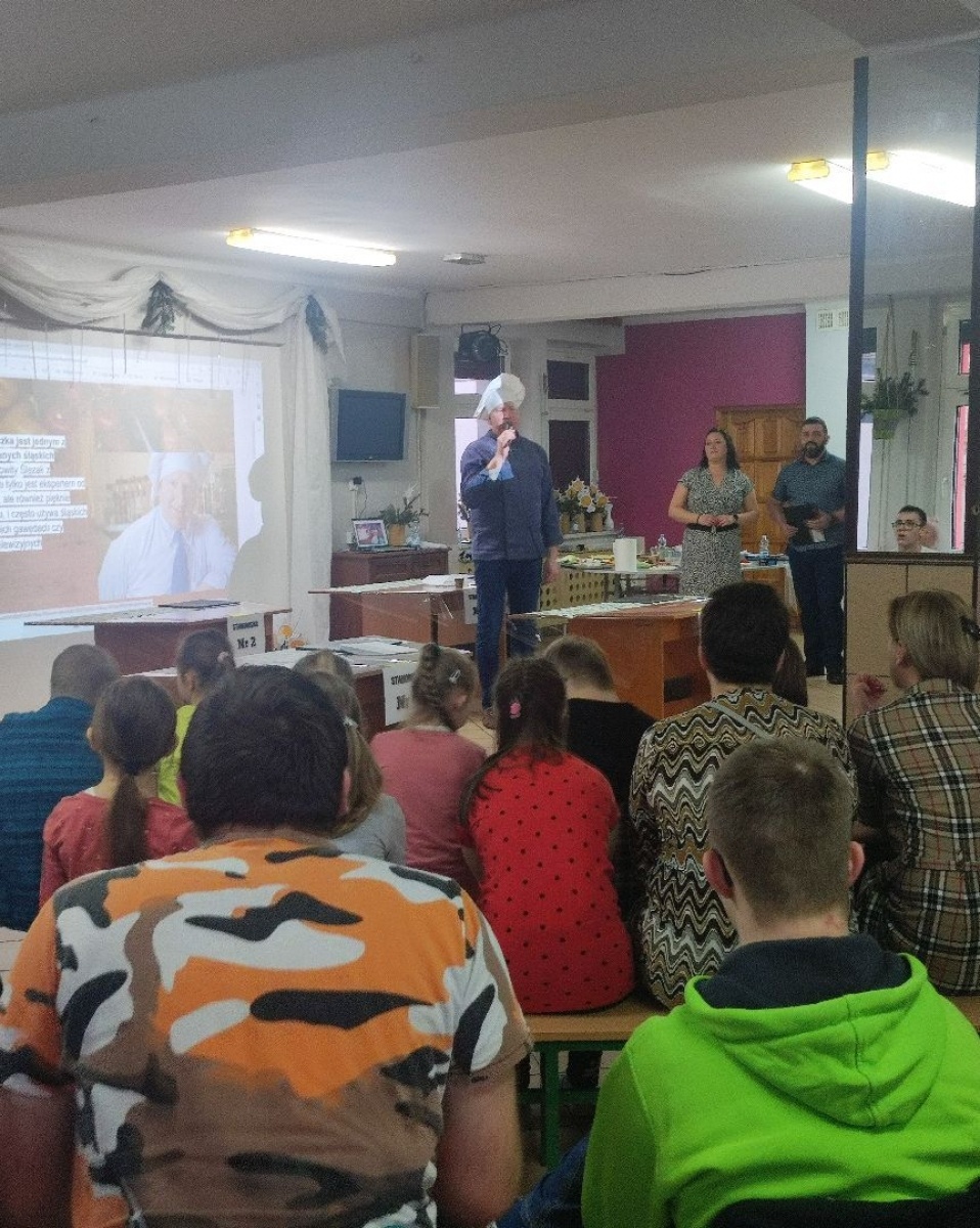 Zdjęcie w galerii na portalu naszwodzislaw.com: Kulinarne zmagania z Remigiuszem Rączką w ZPSWR wiadomości z regionu