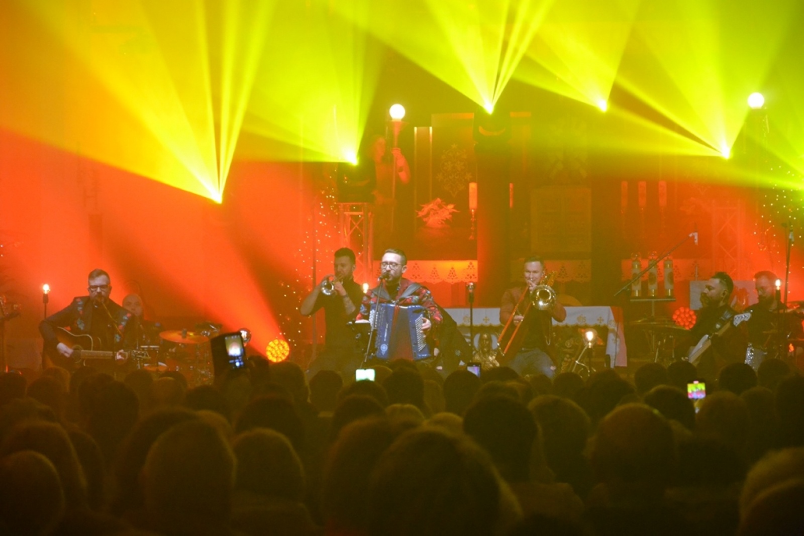 Zdjęcie w galerii na portalu naszwodzislaw.com: Z kolędą i pastorałką w rogowskim kościele. Koncert zespołu Enej [FOTO] wiadomości z regionu