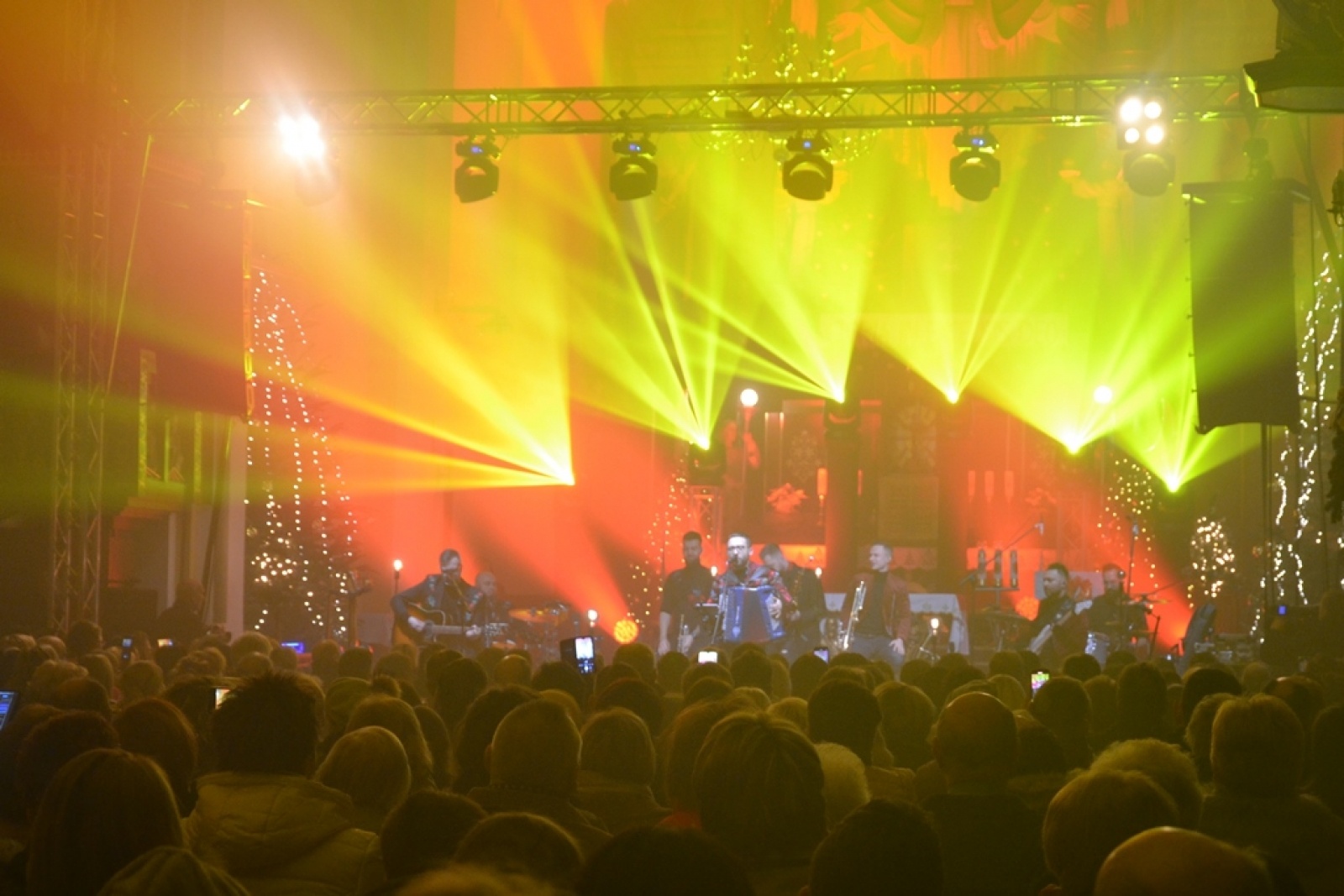Zdjęcie w galerii na portalu naszwodzislaw.com: Z kolędą i pastorałką w rogowskim kościele. Koncert zespołu Enej [FOTO] wiadomości z regionu