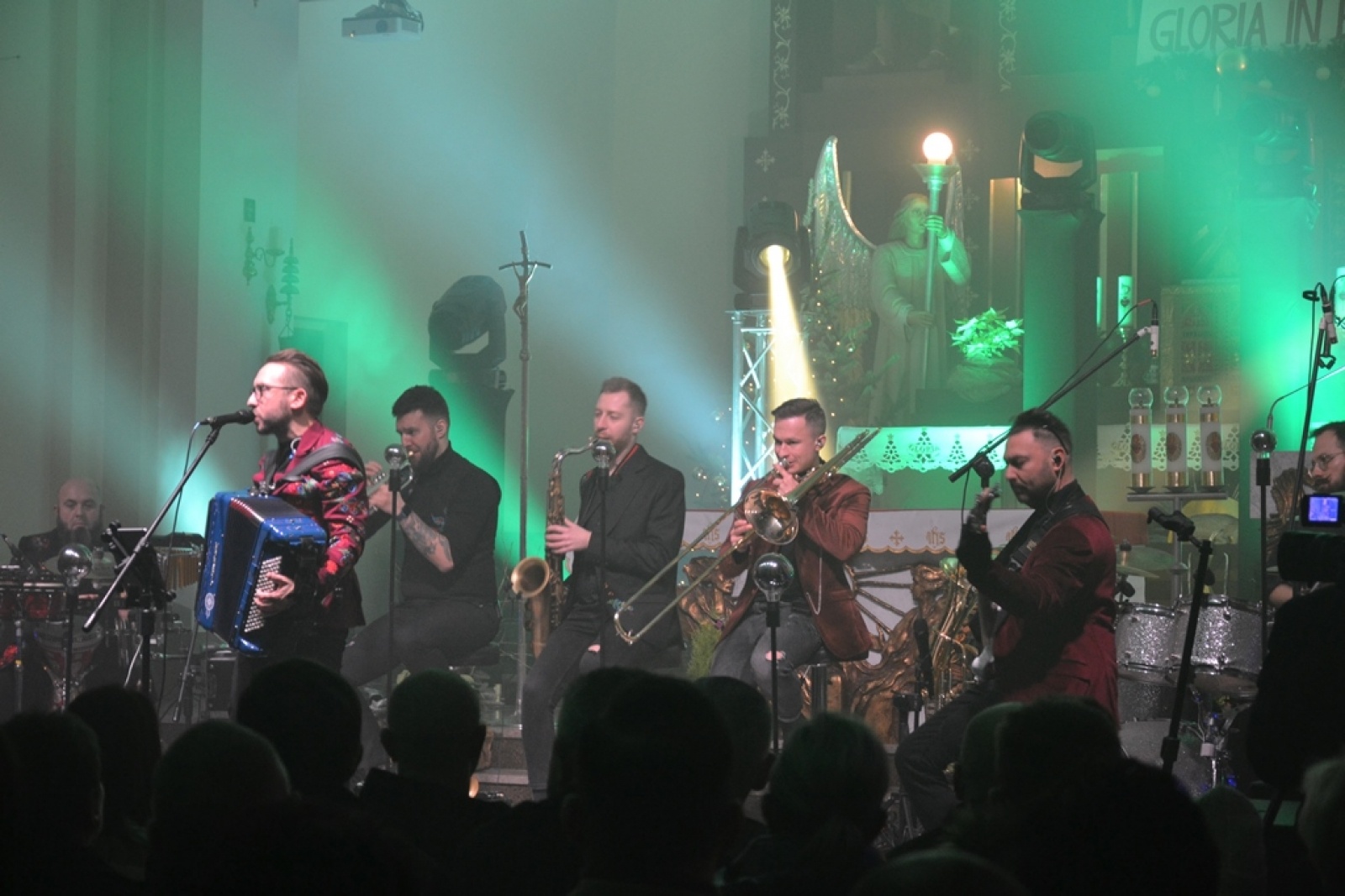 Zdjęcie w galerii na portalu naszwodzislaw.com: Z kolędą i pastorałką w rogowskim kościele. Koncert zespołu Enej [FOTO] wiadomości z regionu