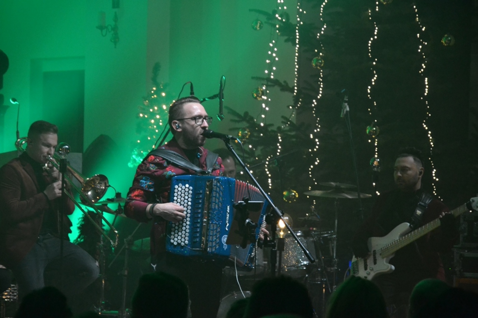 Zdjęcie w galerii na portalu naszwodzislaw.com: Z kolędą i pastorałką w rogowskim kościele. Koncert zespołu Enej [FOTO] wiadomości z regionu