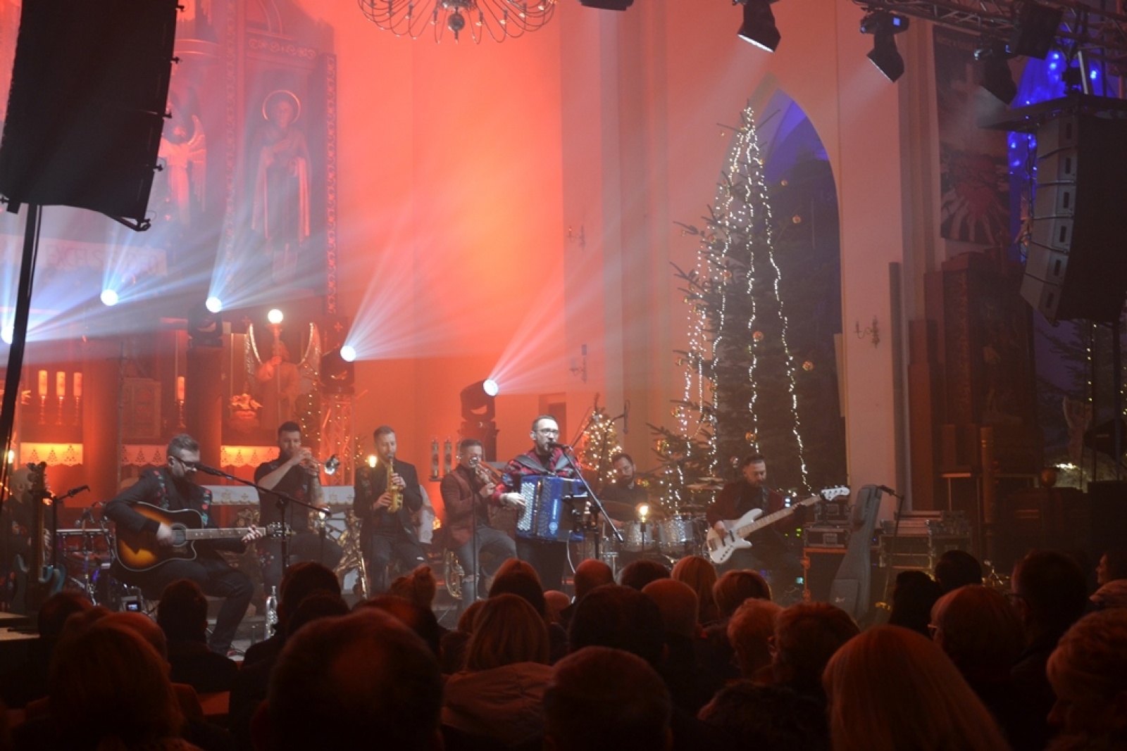 Zdjęcie w galerii na portalu naszwodzislaw.com: Z kolędą i pastorałką w rogowskim kościele. Koncert zespołu Enej [FOTO] wiadomości z regionu