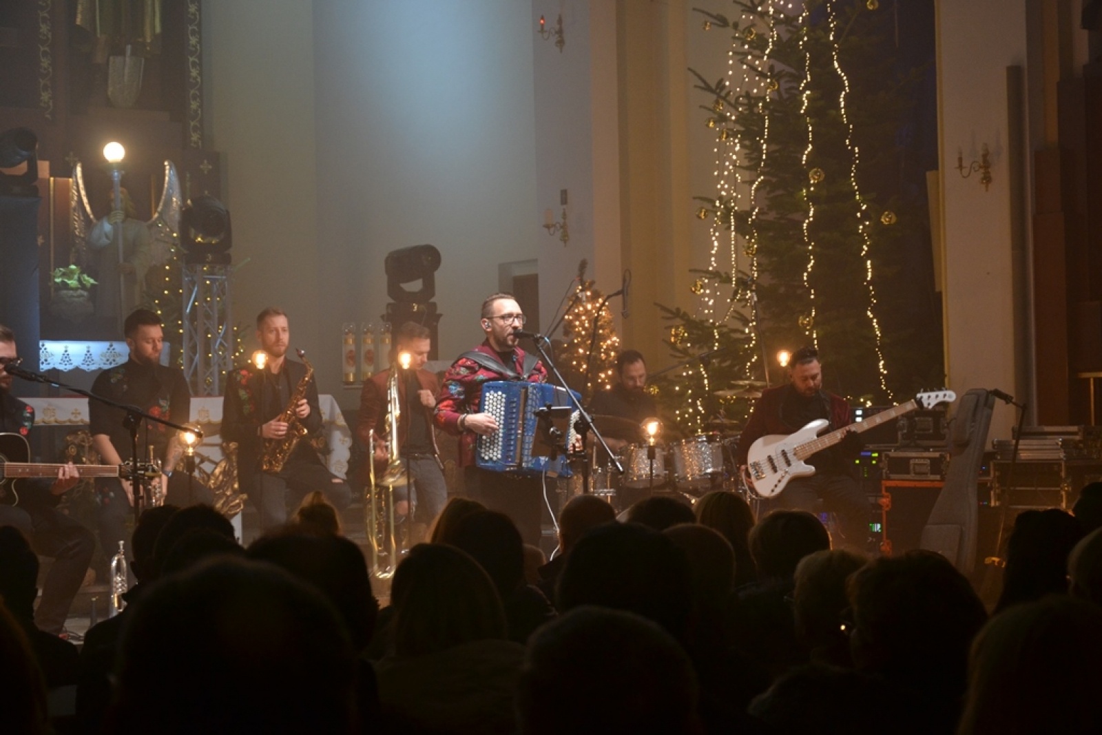 Zdjęcie w galerii na portalu naszwodzislaw.com: Z kolędą i pastorałką w rogowskim kościele. Koncert zespołu Enej [FOTO] wiadomości z regionu