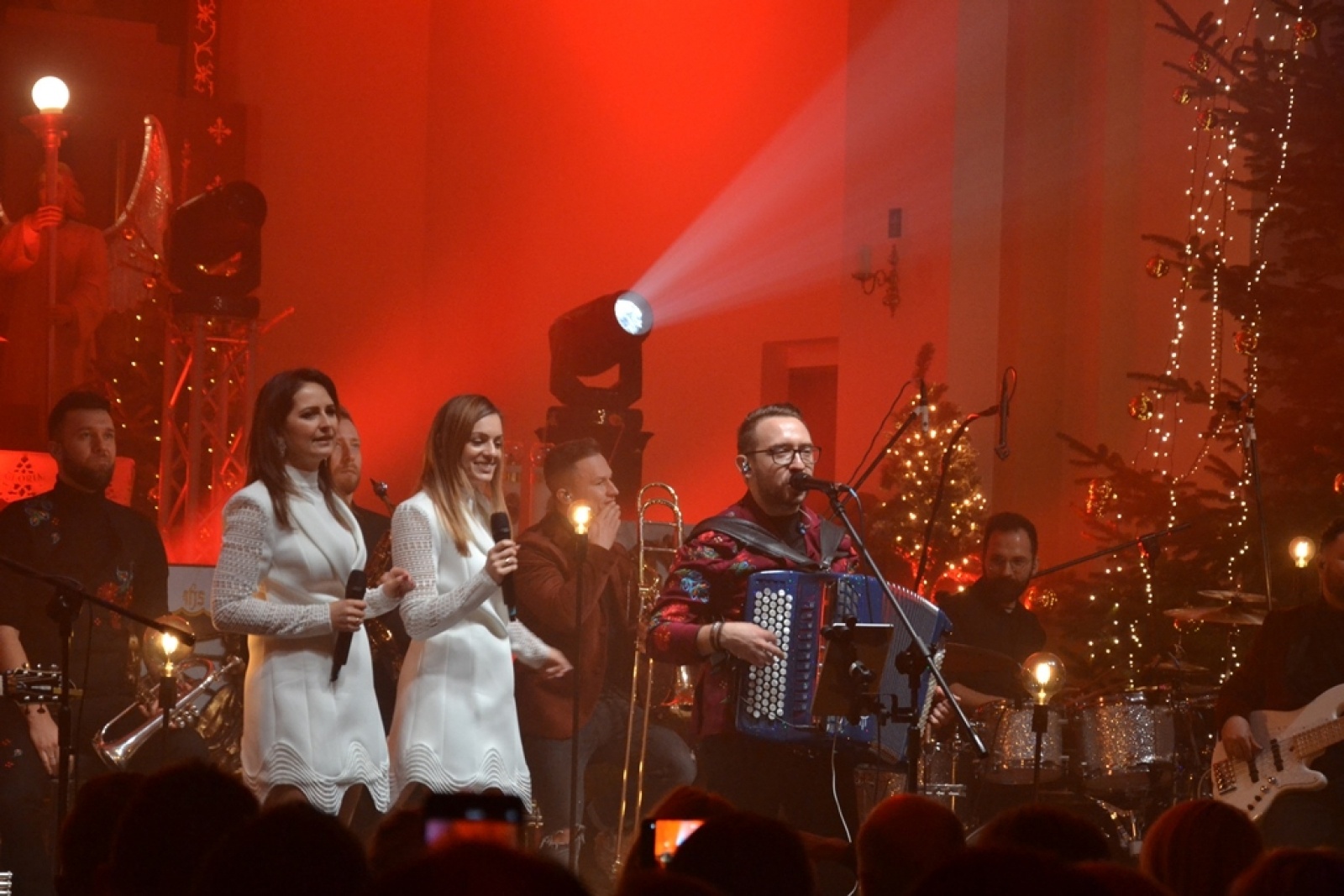 Zdjęcie w galerii na portalu naszwodzislaw.com: Z kolędą i pastorałką w rogowskim kościele. Koncert zespołu Enej [FOTO] wiadomości z regionu