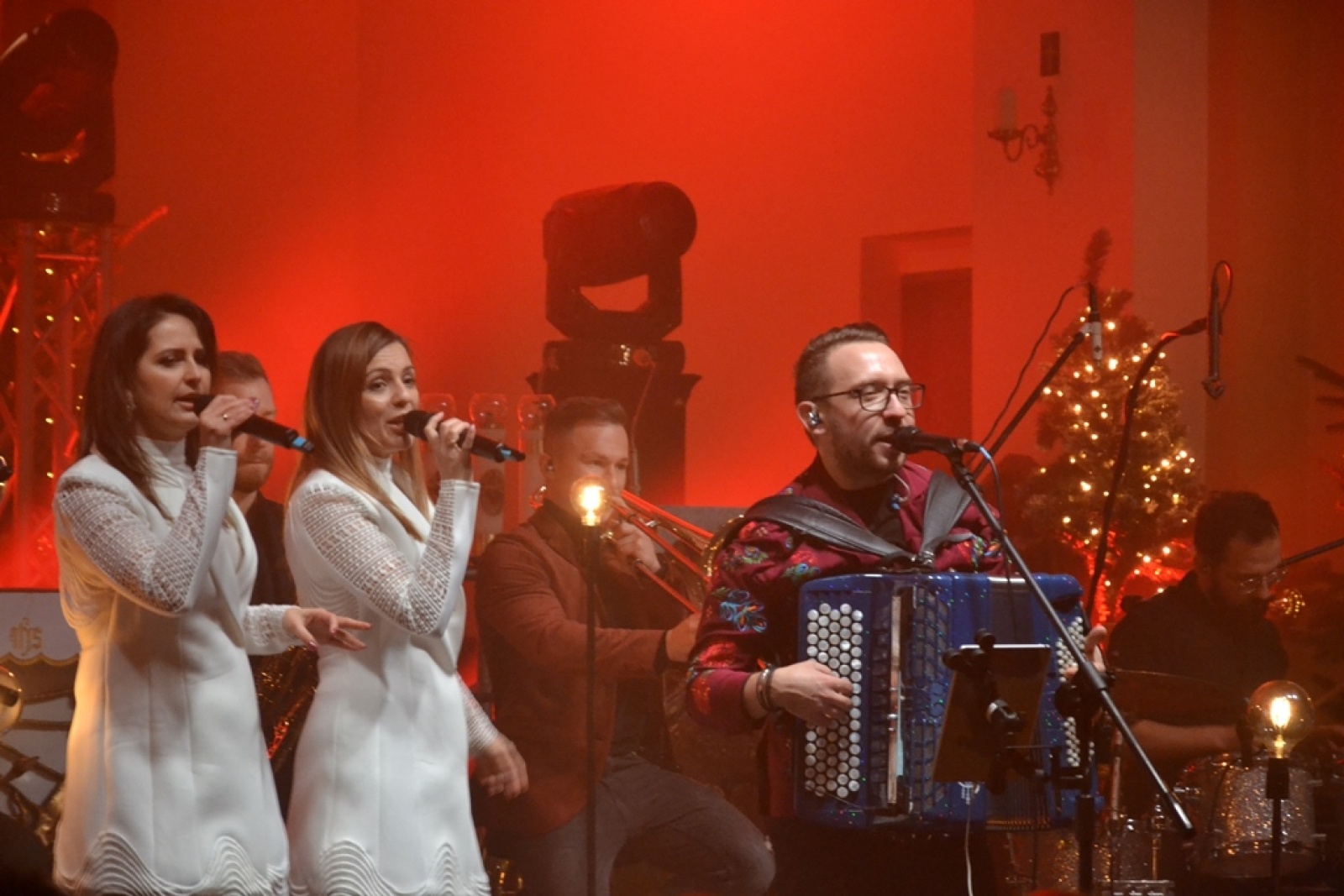 Zdjęcie w galerii na portalu naszwodzislaw.com: Z kolędą i pastorałką w rogowskim kościele. Koncert zespołu Enej [FOTO] wiadomości z regionu