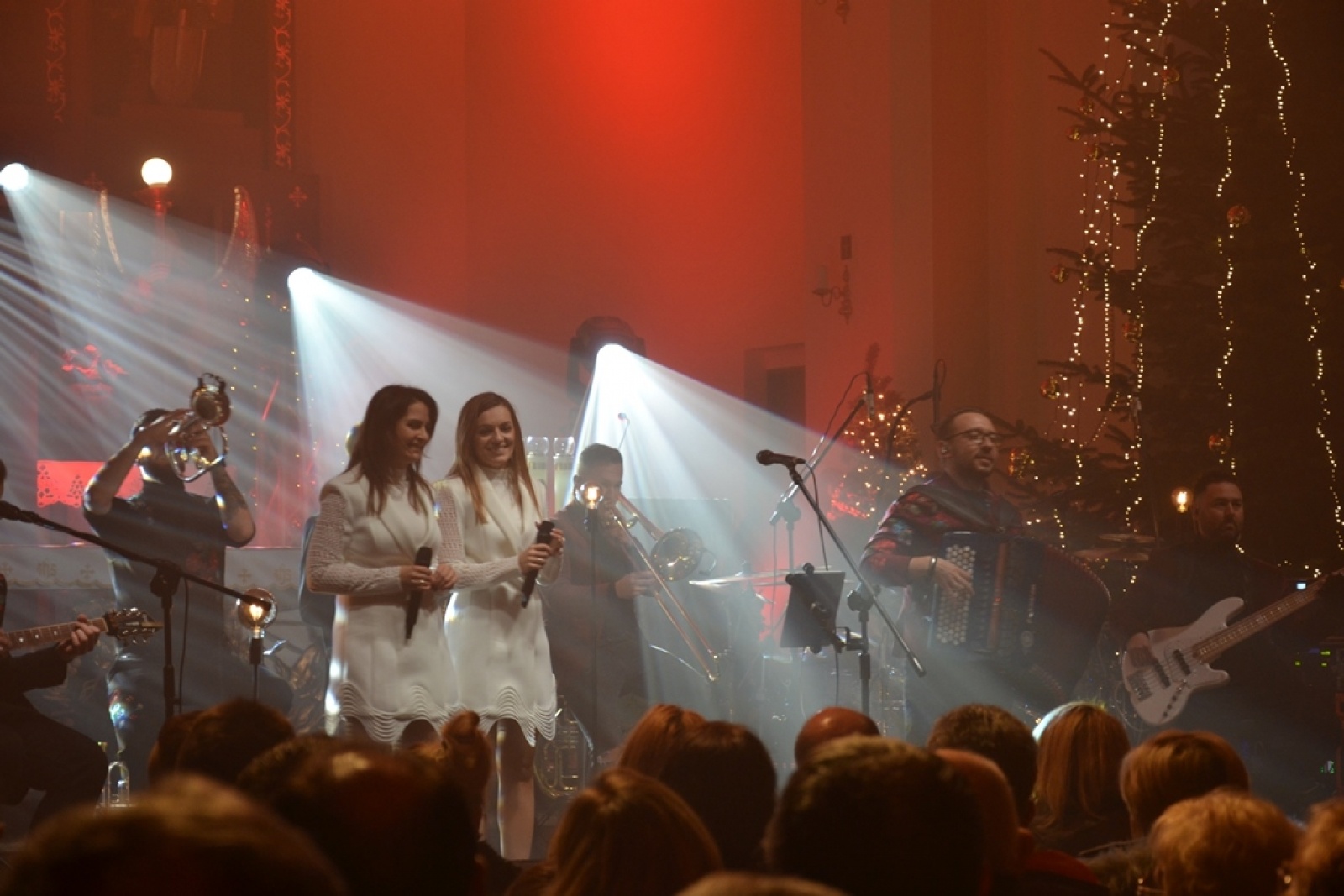 Zdjęcie w galerii na portalu naszwodzislaw.com: Z kolędą i pastorałką w rogowskim kościele. Koncert zespołu Enej [FOTO] wiadomości z regionu