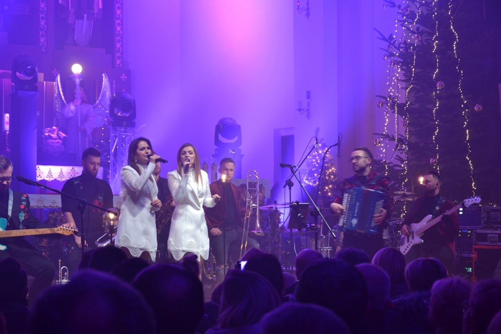 Zdjęcie w galerii na portalu naszwodzislaw.com: Z kolędą i pastorałką w rogowskim kościele. Koncert zespołu Enej [FOTO] wiadomości z regionu