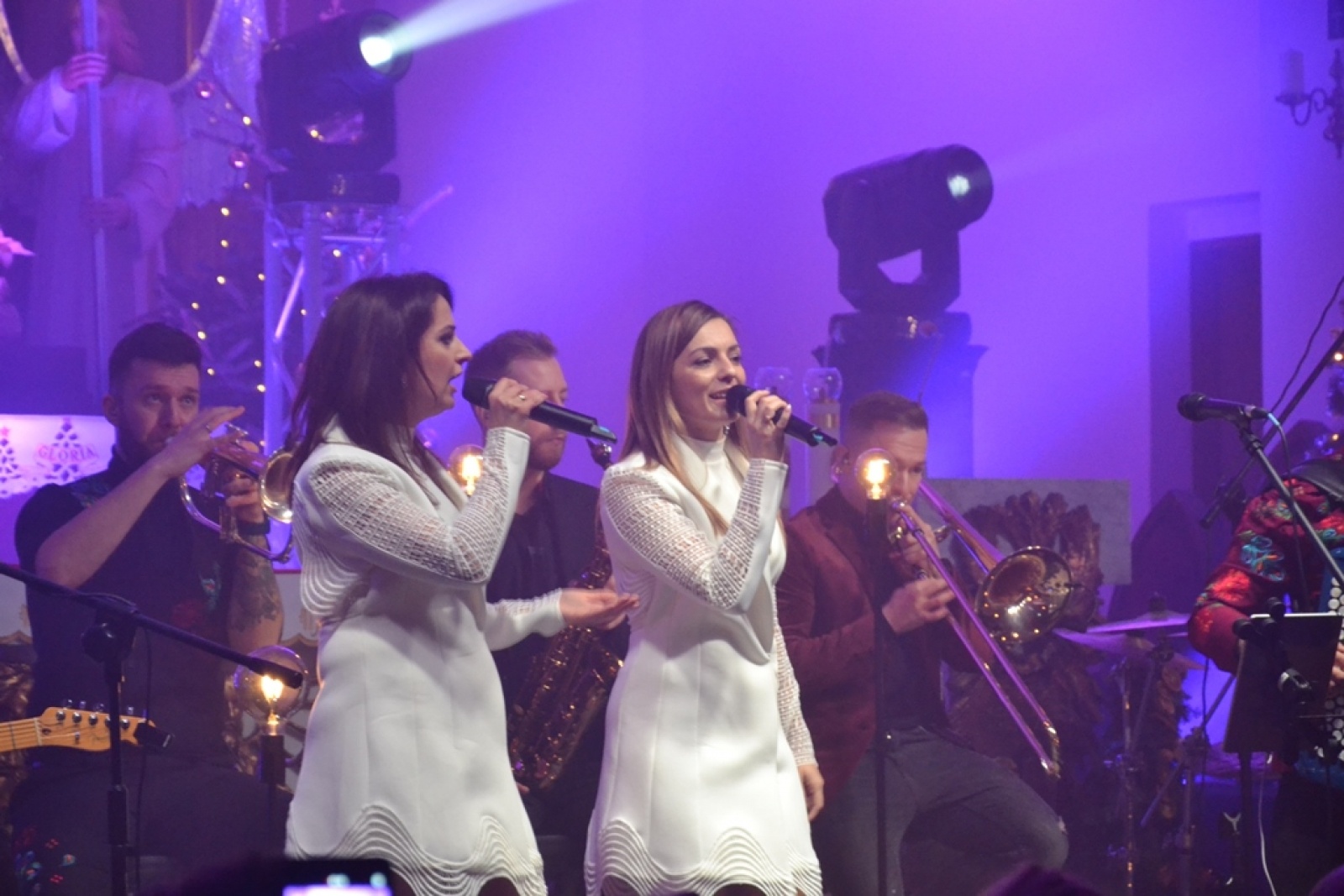 Zdjęcie w galerii na portalu naszwodzislaw.com: Z kolędą i pastorałką w rogowskim kościele. Koncert zespołu Enej [FOTO] wiadomości z regionu