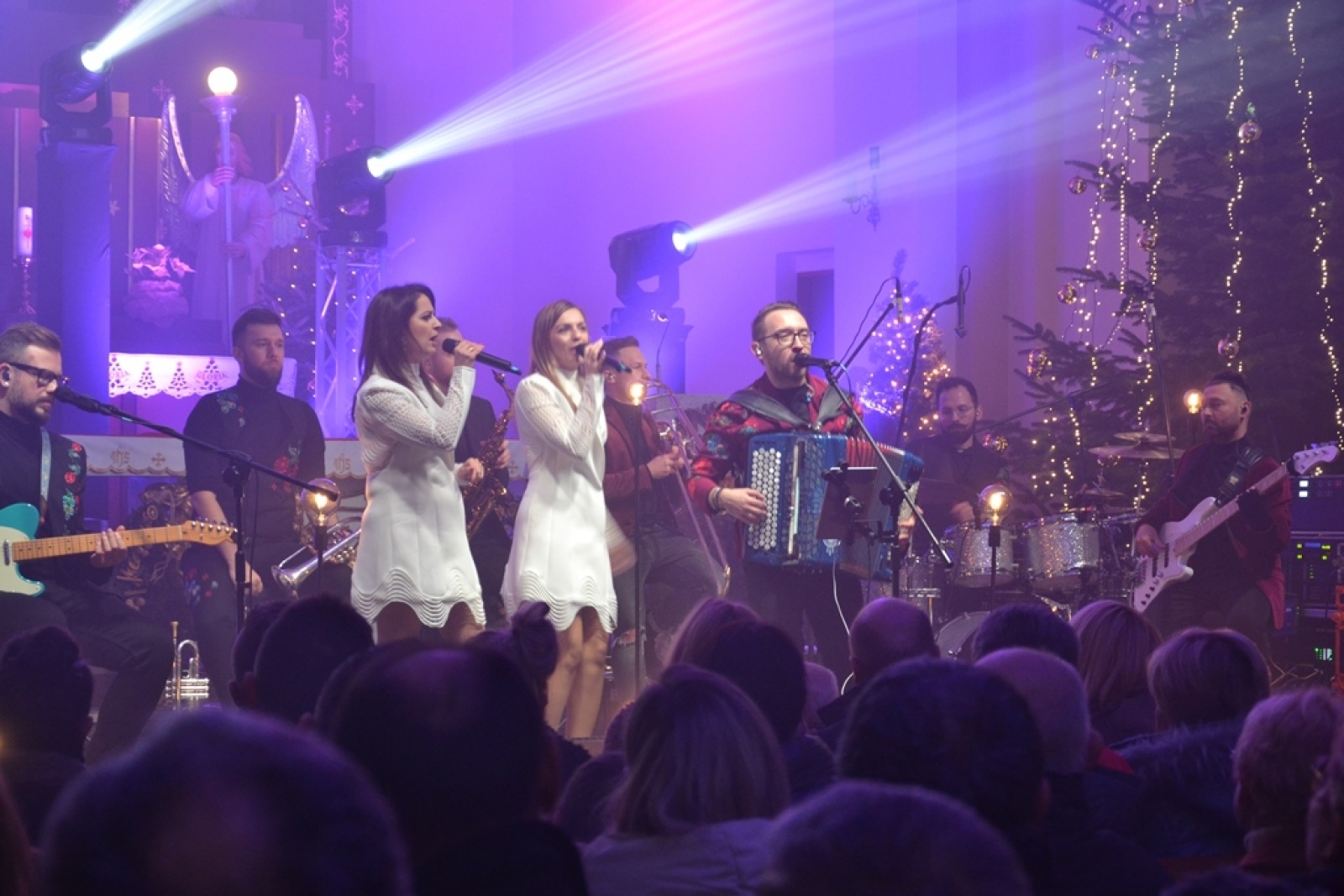 Zdjęcie w galerii na portalu naszwodzislaw.com: Z kolędą i pastorałką w rogowskim kościele. Koncert zespołu Enej [FOTO] wiadomości z regionu