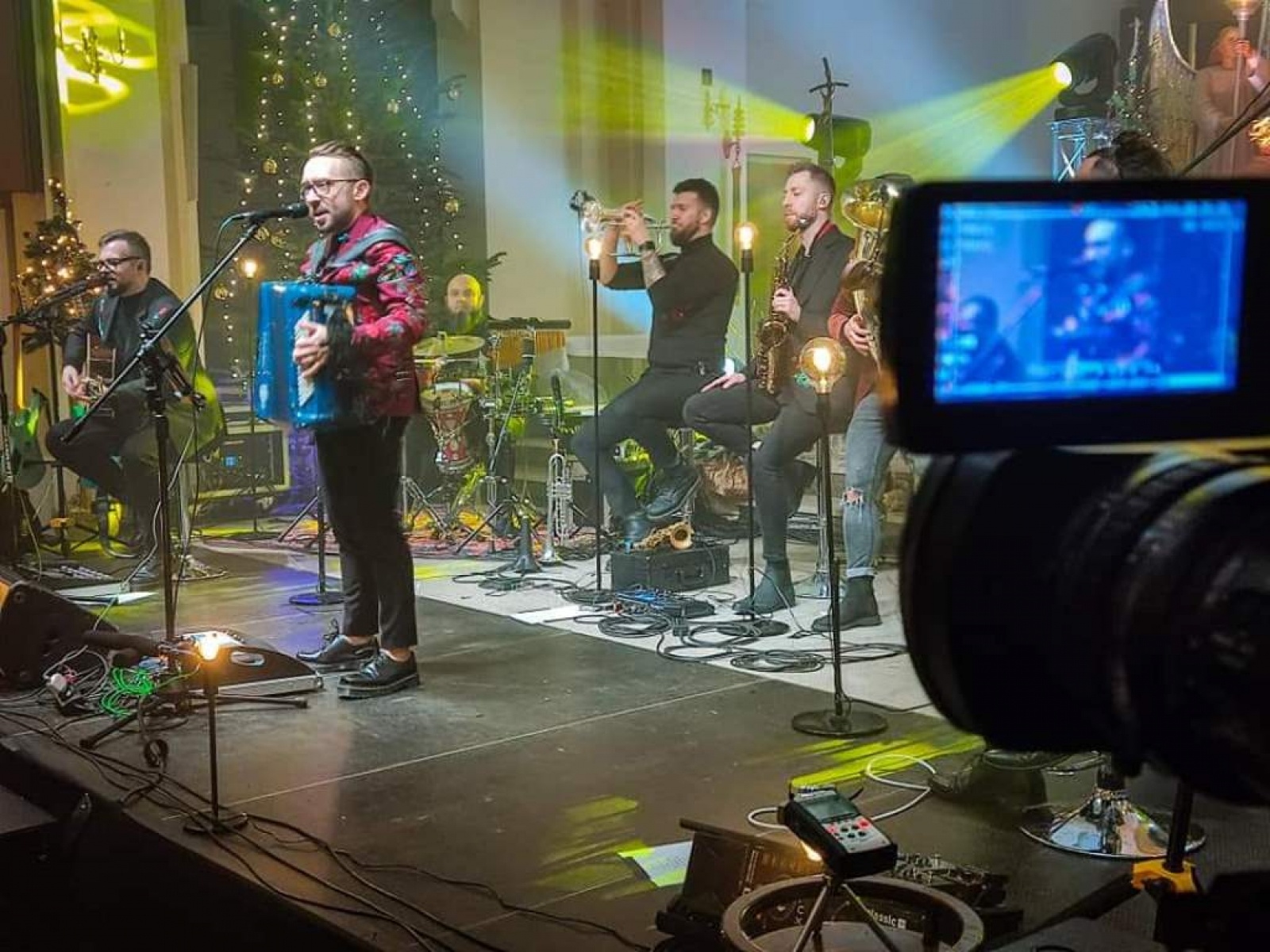 Zdjęcie w galerii na portalu naszwodzislaw.com: Z kolędą i pastorałką w rogowskim kościele. Koncert zespołu Enej [FOTO] wiadomości z regionu