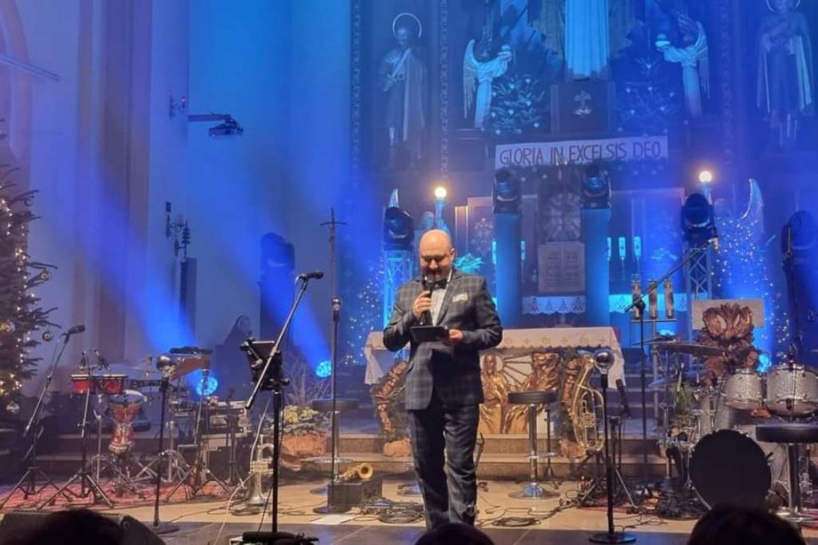Zdjęcie w galerii na portalu naszwodzislaw.com: Z kolędą i pastorałką w rogowskim kościele. Koncert zespołu Enej [FOTO] wiadomości z regionu