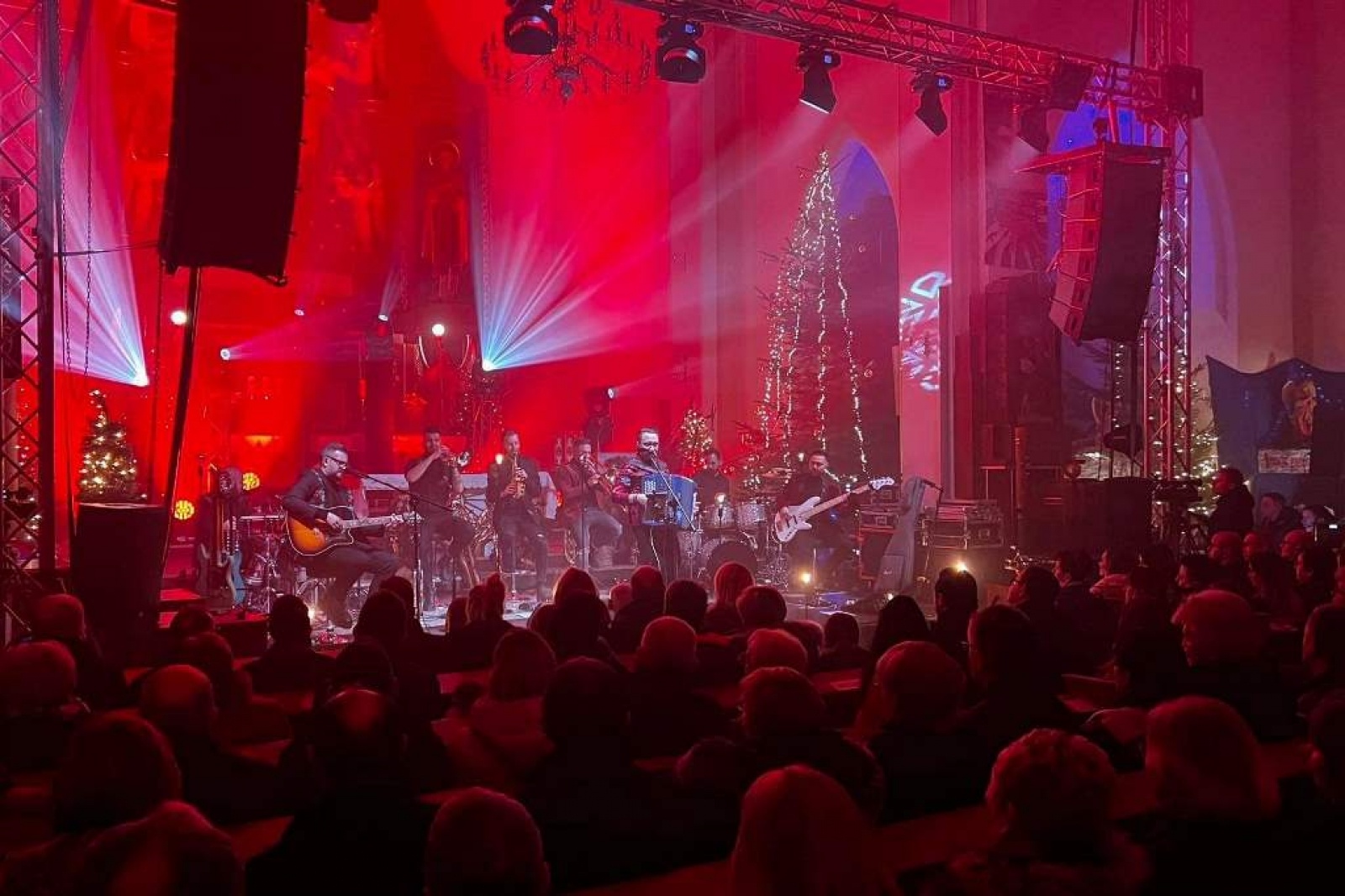 Zdjęcie w galerii na portalu naszwodzislaw.com: Z kolędą i pastorałką w rogowskim kościele. Koncert zespołu Enej [FOTO] wiadomości z regionu