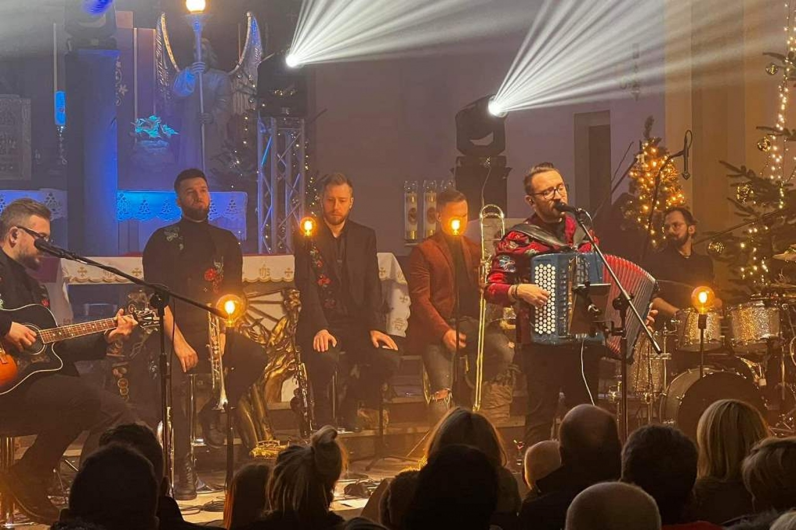 Zdjęcie w galerii na portalu naszwodzislaw.com: Z kolędą i pastorałką w rogowskim kościele. Koncert zespołu Enej [FOTO] wiadomości z regionu
