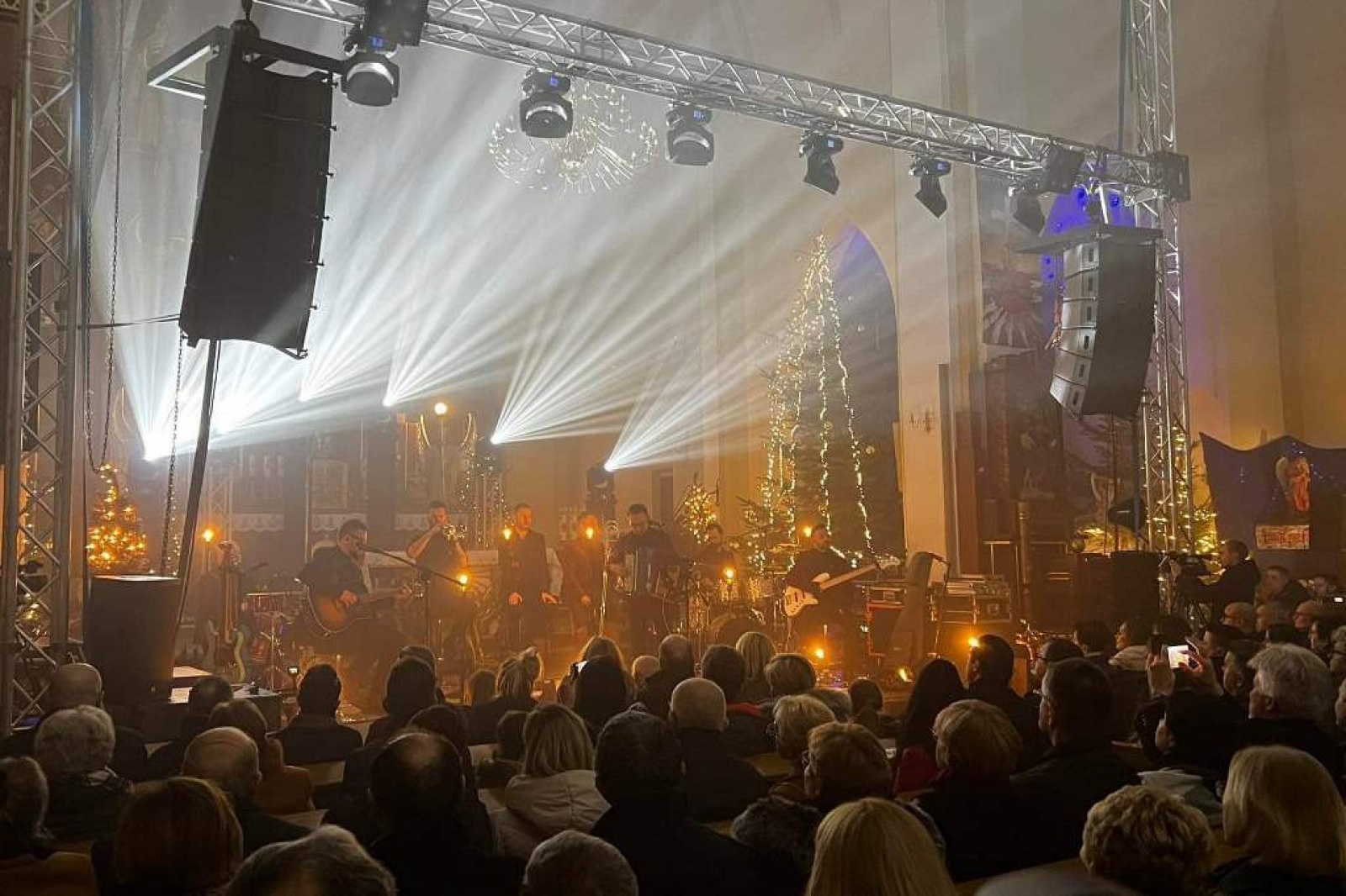 Zdjęcie w galerii na portalu naszwodzislaw.com: Z kolędą i pastorałką w rogowskim kościele. Koncert zespołu Enej [FOTO] wiadomości z regionu