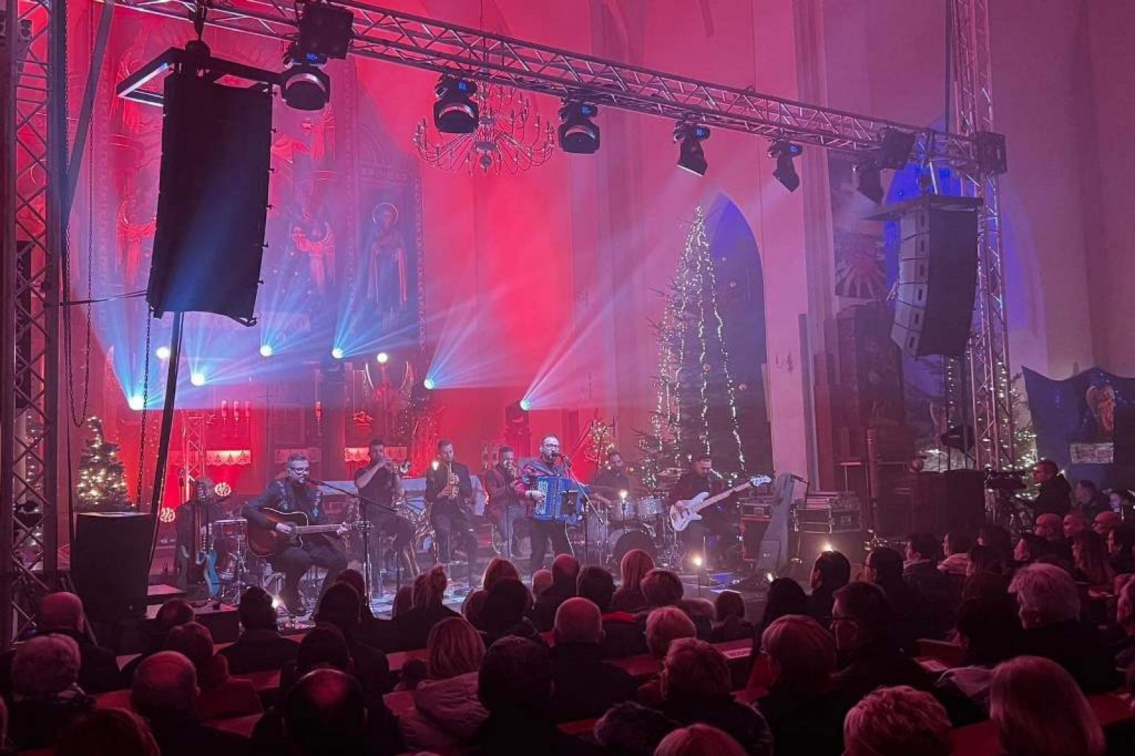 Zdjęcie w galerii na portalu naszwodzislaw.com: Z kolędą i pastorałką w rogowskim kościele. Koncert zespołu Enej [FOTO] wiadomości z regionu