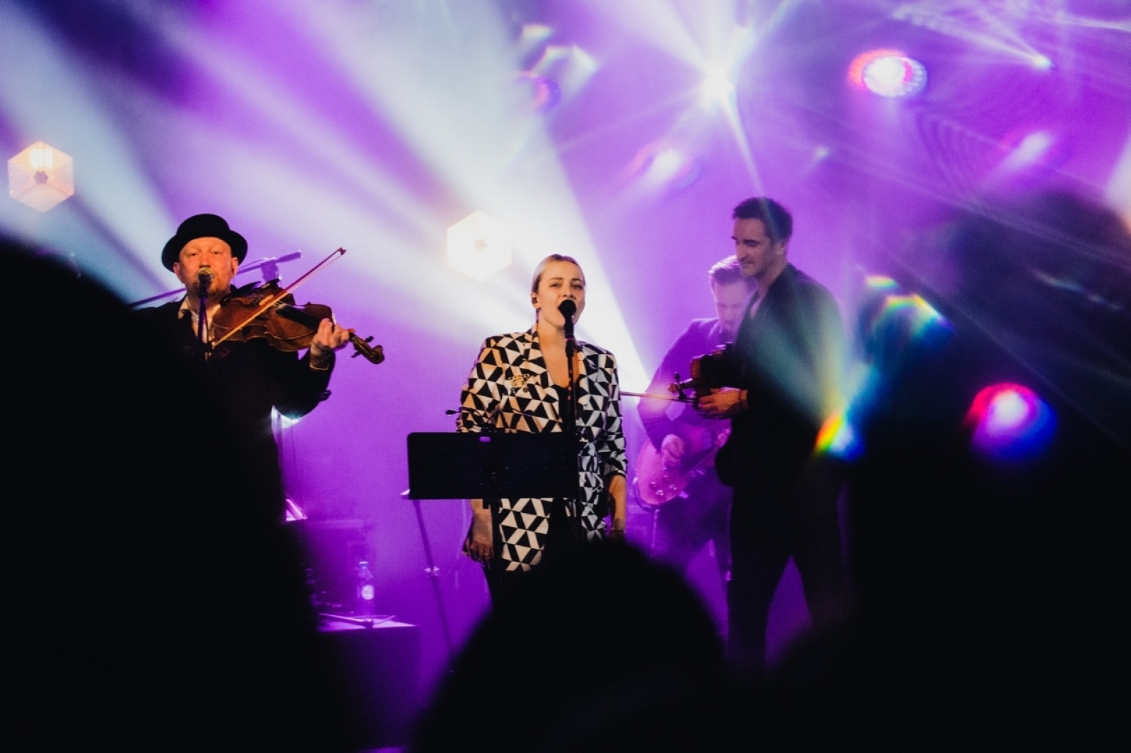 Zdjęcie w galerii na portalu naszwodzislaw.com: Świetna muzyka i góralska atmosfera. Zakopower kolędowo w WCK wiadomości z regionu