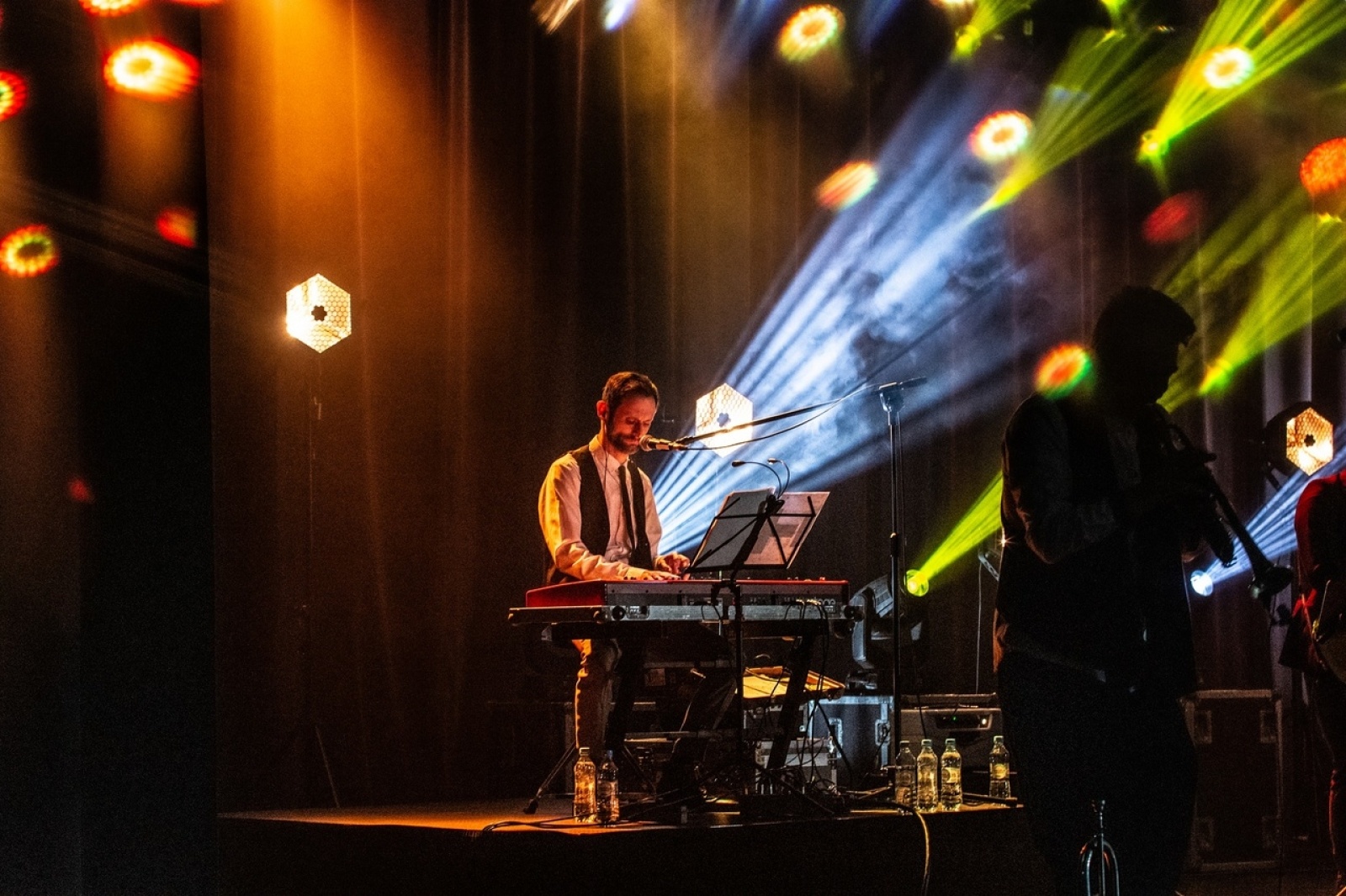 Zdjęcie w galerii na portalu naszwodzislaw.com: Świetna muzyka i góralska atmosfera. Zakopower kolędowo w WCK wiadomości z regionu