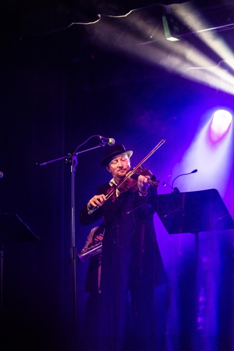 Zdjęcie w galerii na portalu naszwodzislaw.com: Świetna muzyka i góralska atmosfera. Zakopower kolędowo w WCK wiadomości z regionu