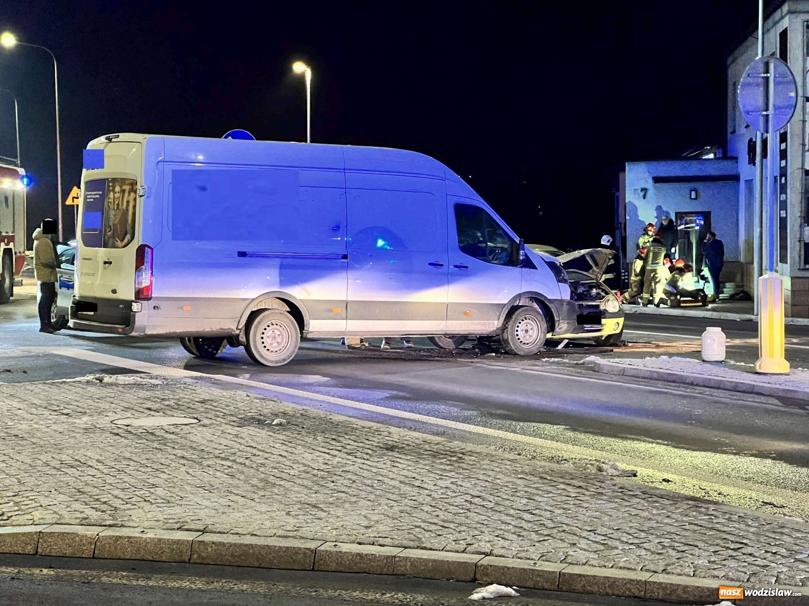 Zdjęcie w galerii na portalu naszwodzislaw.com: Ford firmy kurierskiej zderzył się z renault [FOTO] wiadomości z regionu