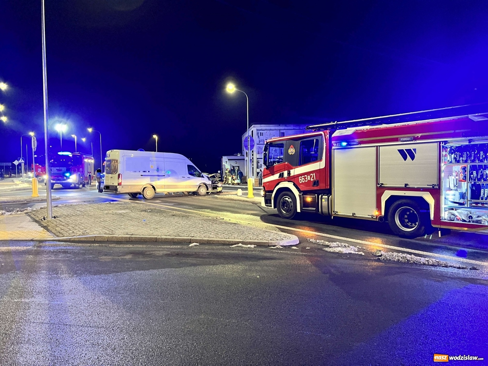 Zdjęcie w galerii na portalu naszwodzislaw.com: Ford firmy kurierskiej zderzył się z renault [FOTO] wiadomości z regionu