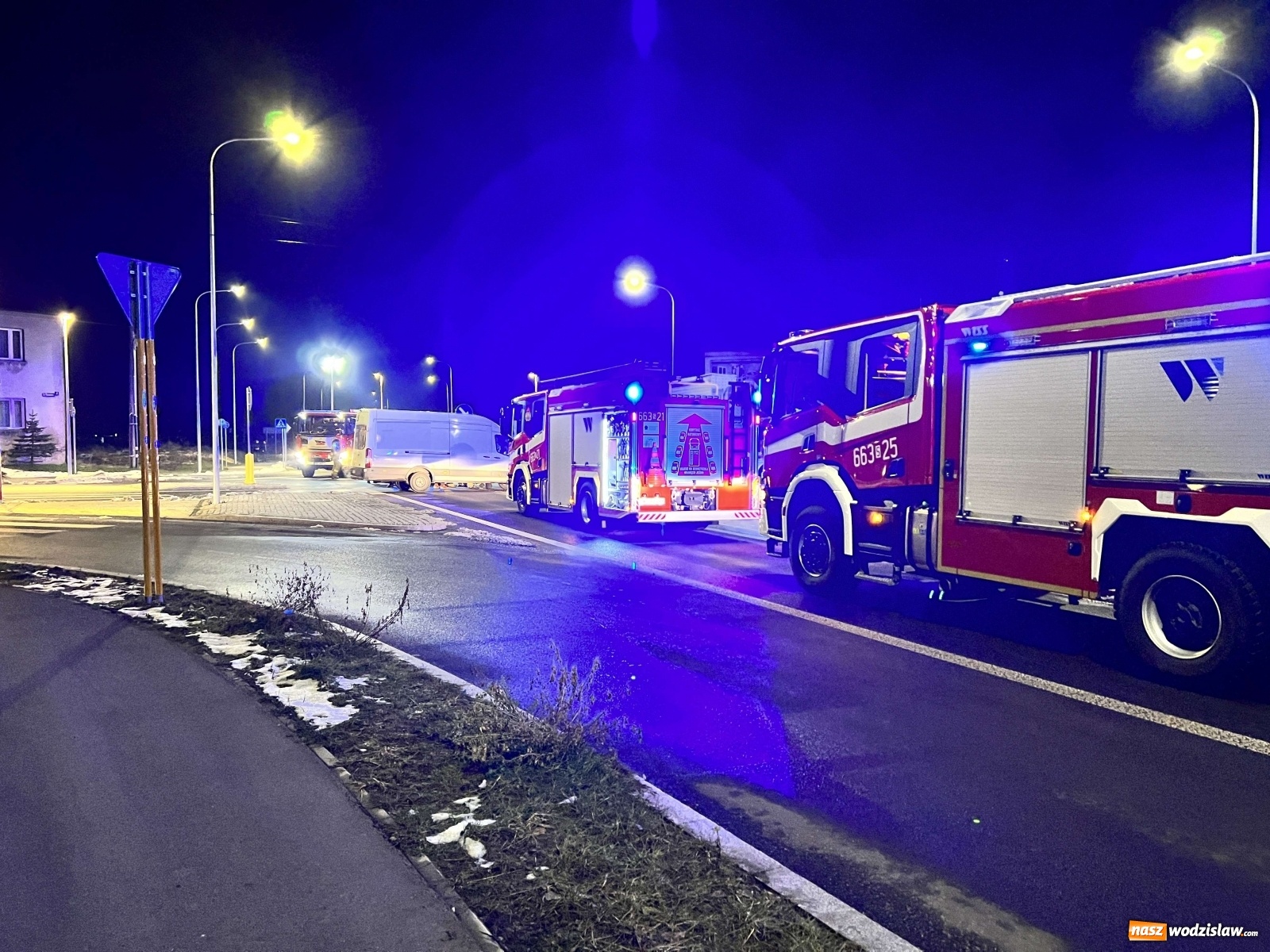 Zdjęcie w galerii na portalu naszwodzislaw.com: Ford firmy kurierskiej zderzył się z renault [FOTO] wiadomości z regionu