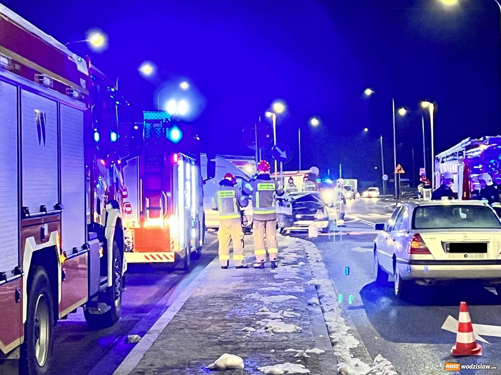 Zdjęcie w galerii na portalu naszwodzislaw.com: Ford firmy kurierskiej zderzył się z renault [FOTO] wiadomości z regionu