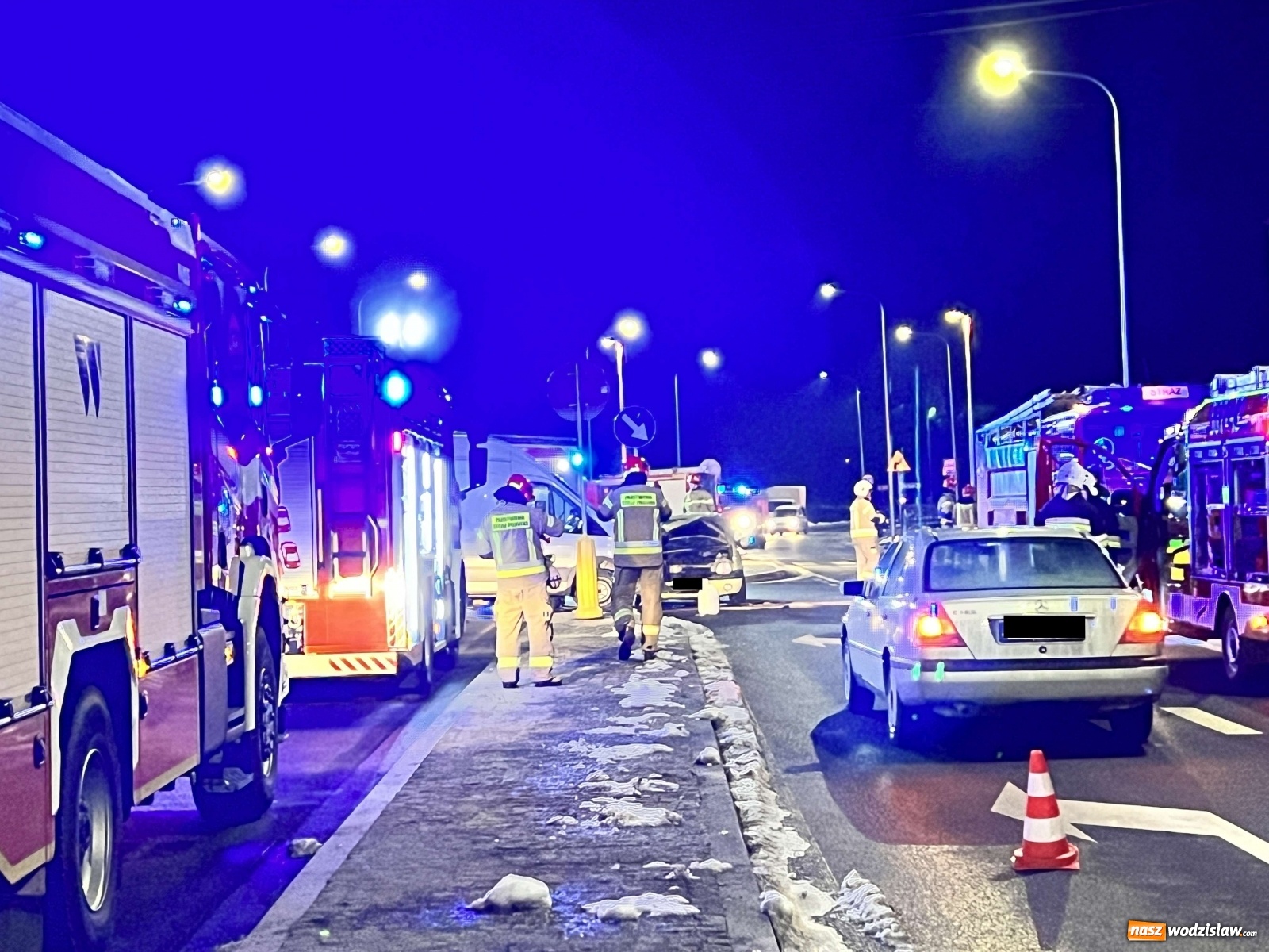 Zdjęcie w galerii na portalu naszwodzislaw.com: Ford firmy kurierskiej zderzył się z renault [FOTO] wiadomości z regionu