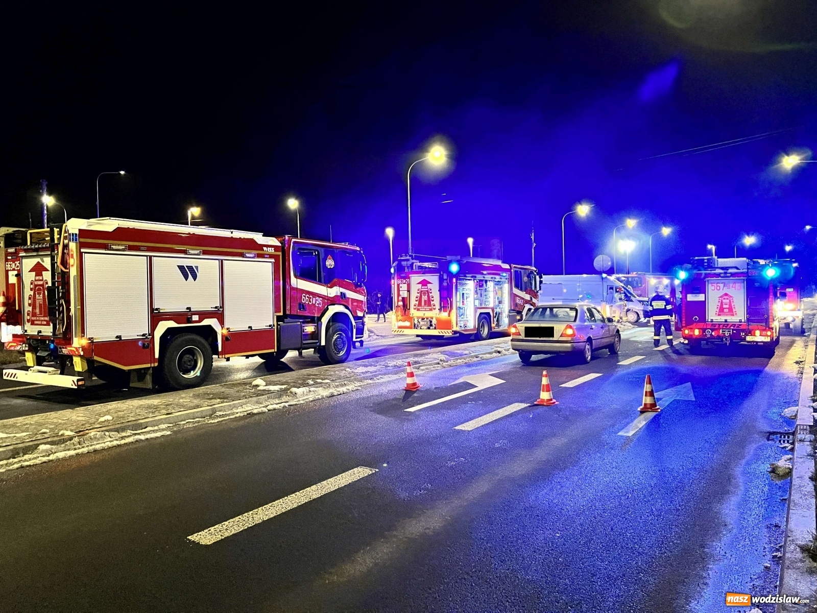 Zdjęcie w galerii na portalu naszwodzislaw.com: Ford firmy kurierskiej zderzył się z renault [FOTO] wiadomości z regionu