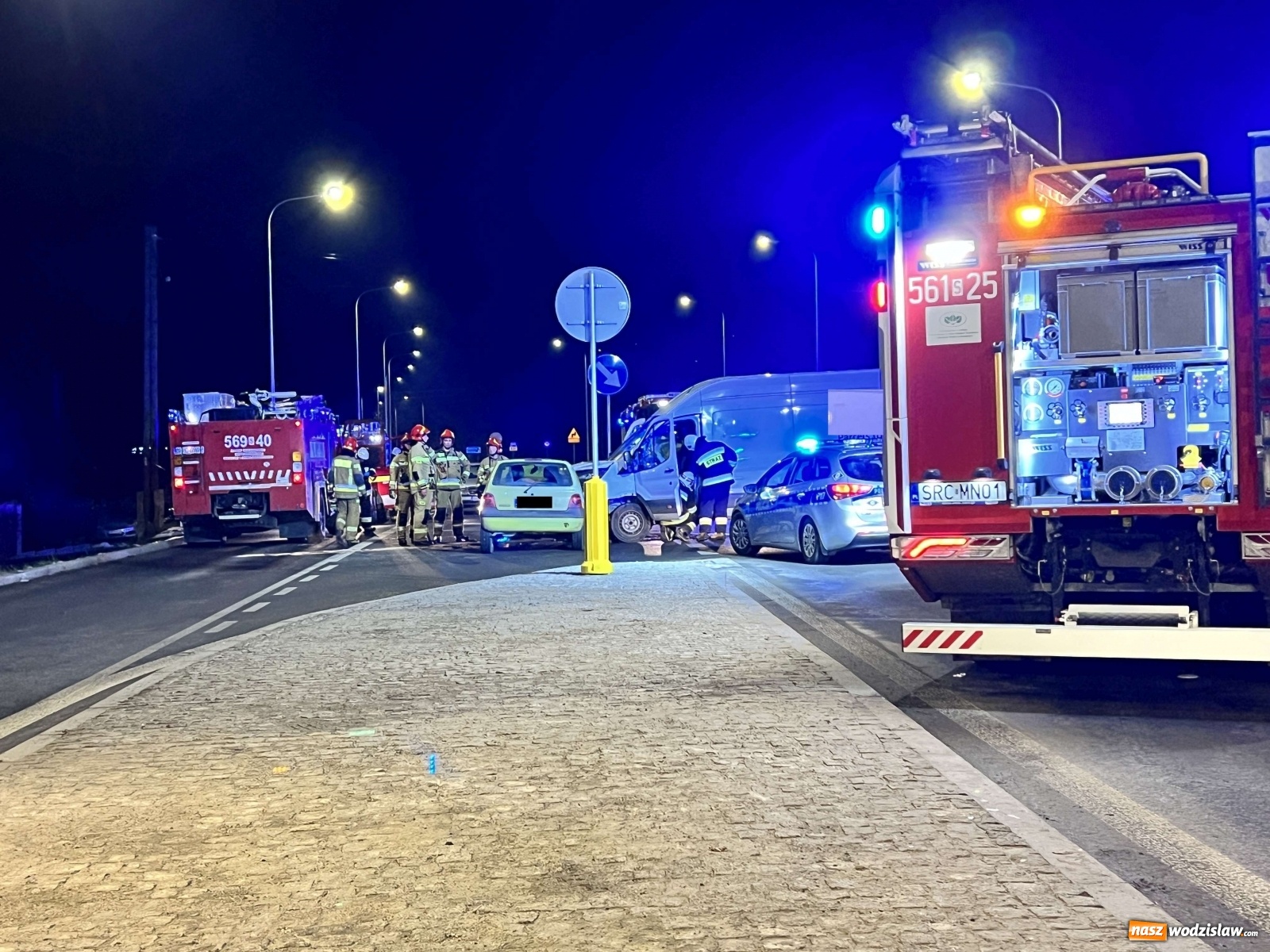 Zdjęcie w galerii na portalu naszwodzislaw.com: Ford firmy kurierskiej zderzył się z renault [FOTO] wiadomości z regionu