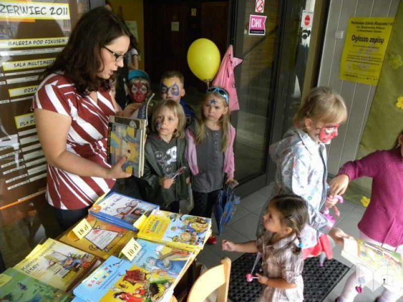 Zdjęcie w galerii na portalu naszwodzislaw.com: Książka jest od tego by bawić się na całego wiadomości z regionu