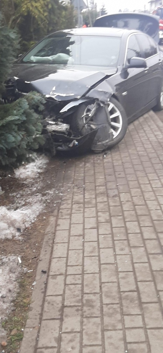 Zdjęcie w galerii na portalu naszwodzislaw.com: BMW wjechało w tył chevroleta w Godowie [FOTO] wiadomości z regionu