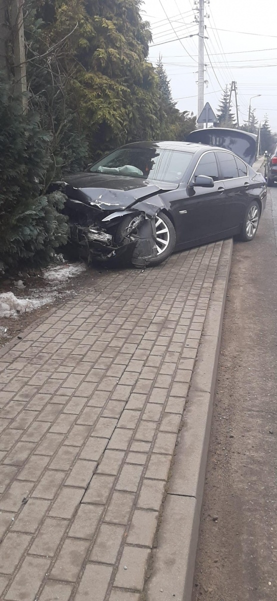 Zdjęcie w galerii na portalu naszwodzislaw.com: BMW wjechało w tył chevroleta w Godowie [FOTO] wiadomości z regionu