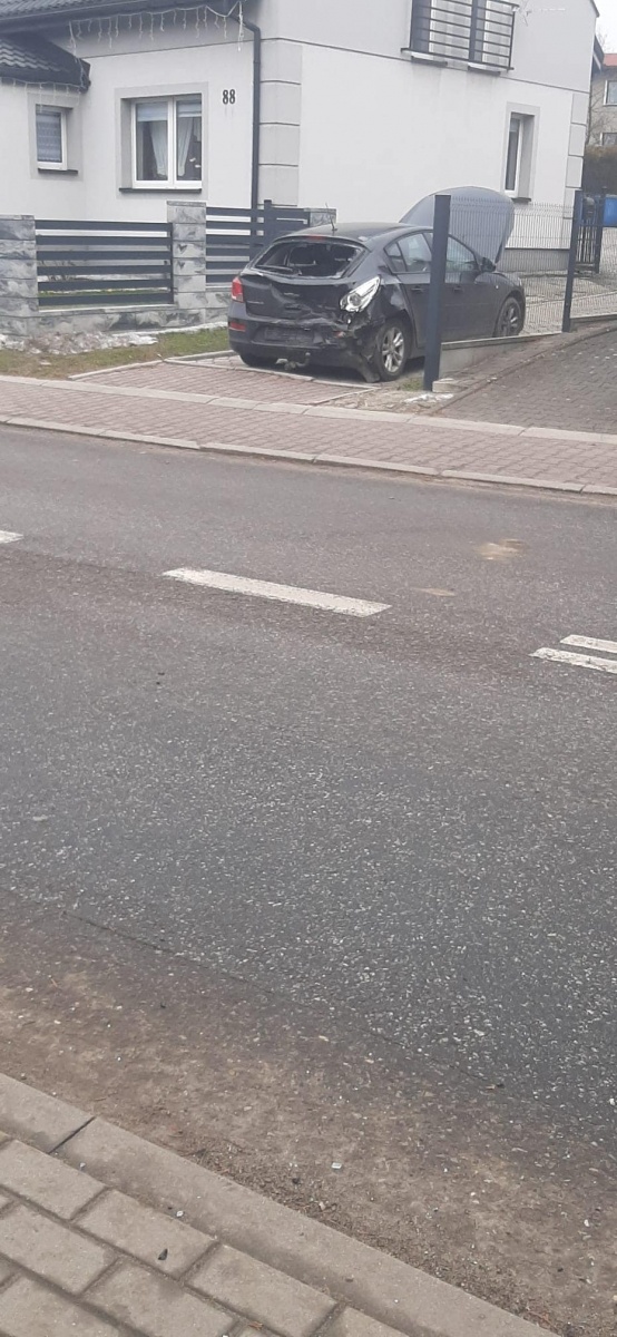 Zdjęcie w galerii na portalu naszwodzislaw.com: BMW wjechało w tył chevroleta w Godowie [FOTO] wiadomości z regionu