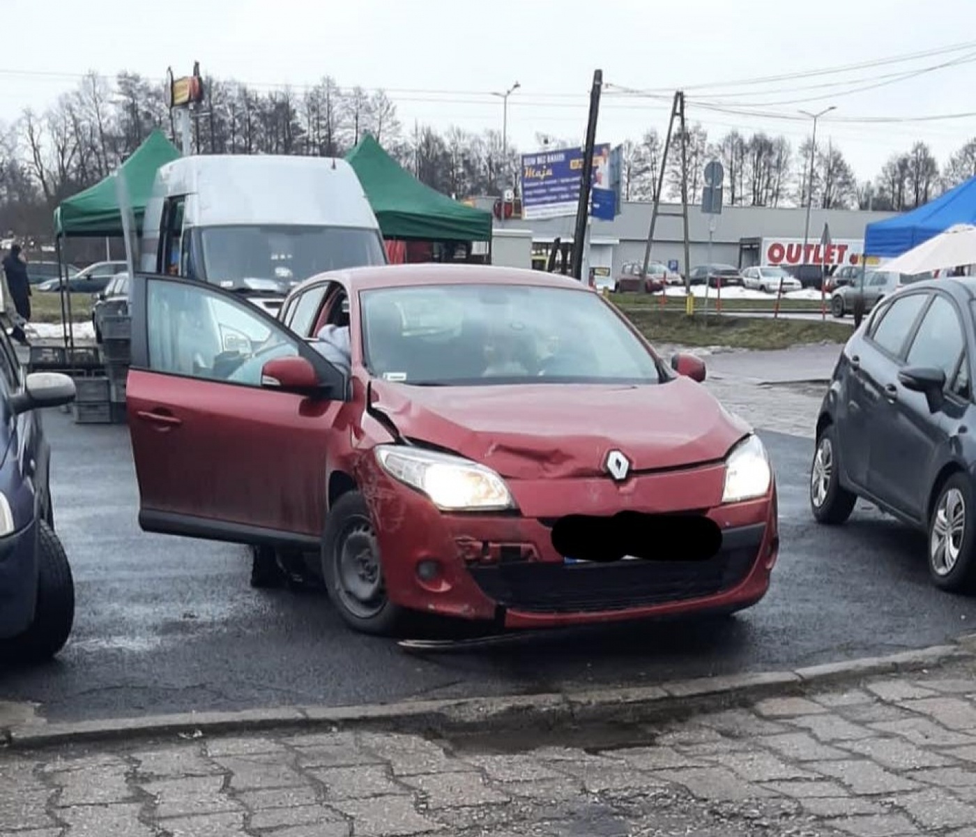 Zdjęcie w galerii na portalu naszwodzislaw.com: Zderzenie trzech pojazdów na Bogumińskiej wiadomości z regionu