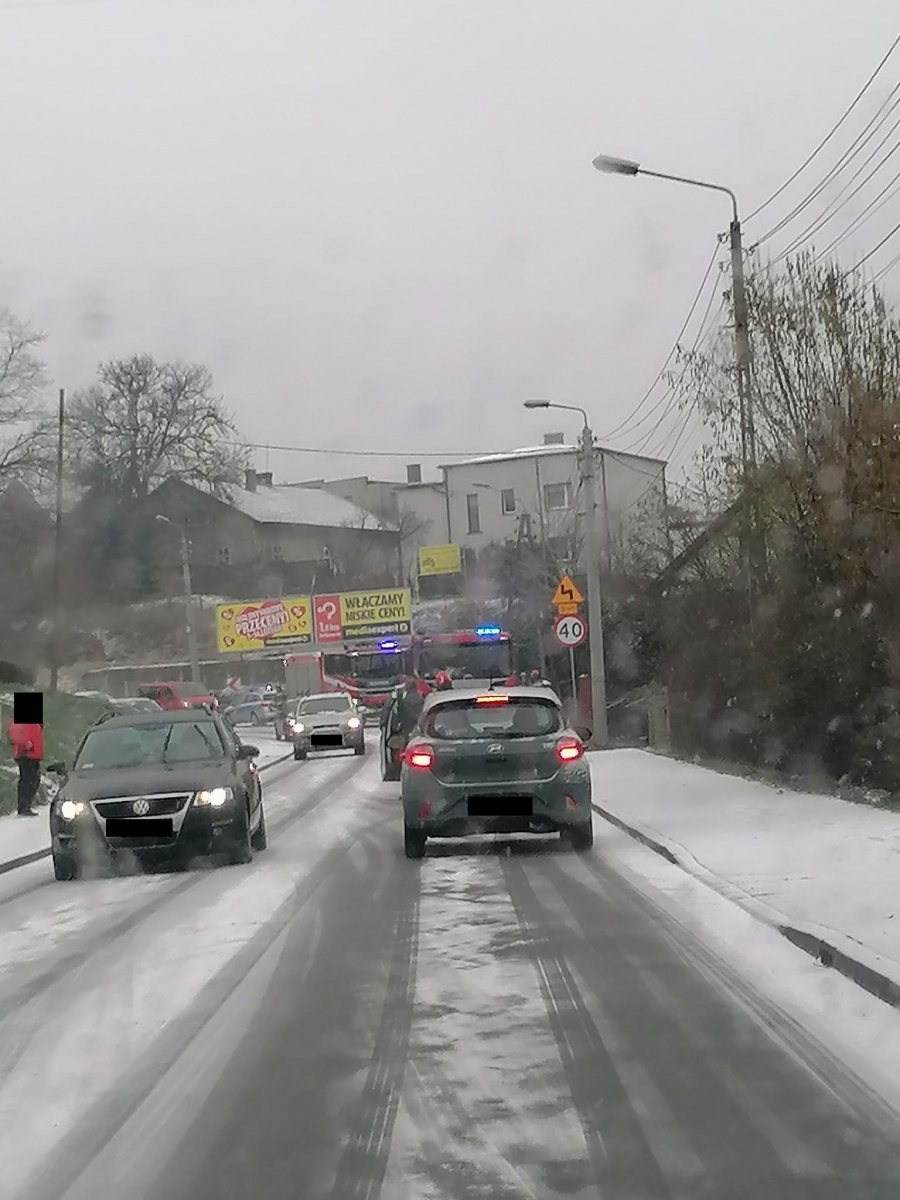 Zdjęcie w galerii na portalu naszwodzislaw.com: Kolizja na Radlińskiej. Zadziałał system e-call. BMW wezwało służby [FOTO] wiadomości z regionu