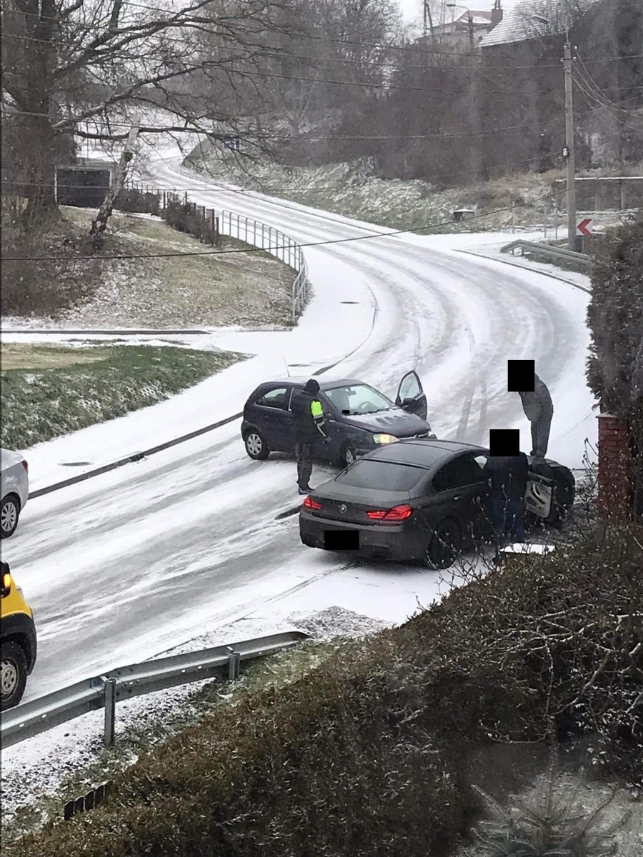 Zdjęcie w galerii na portalu naszwodzislaw.com: Kolizja na Radlińskiej. Zadziałał system e-call. BMW wezwało służby [FOTO] wiadomości z regionu