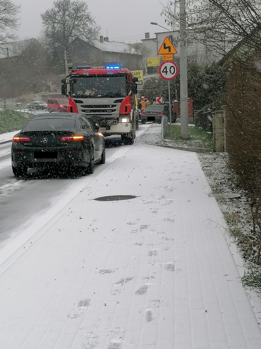 Zdjęcie w galerii na portalu naszwodzislaw.com: Kolizja na Radlińskiej. Zadziałał system e-call. BMW wezwało służby [FOTO] wiadomości z regionu