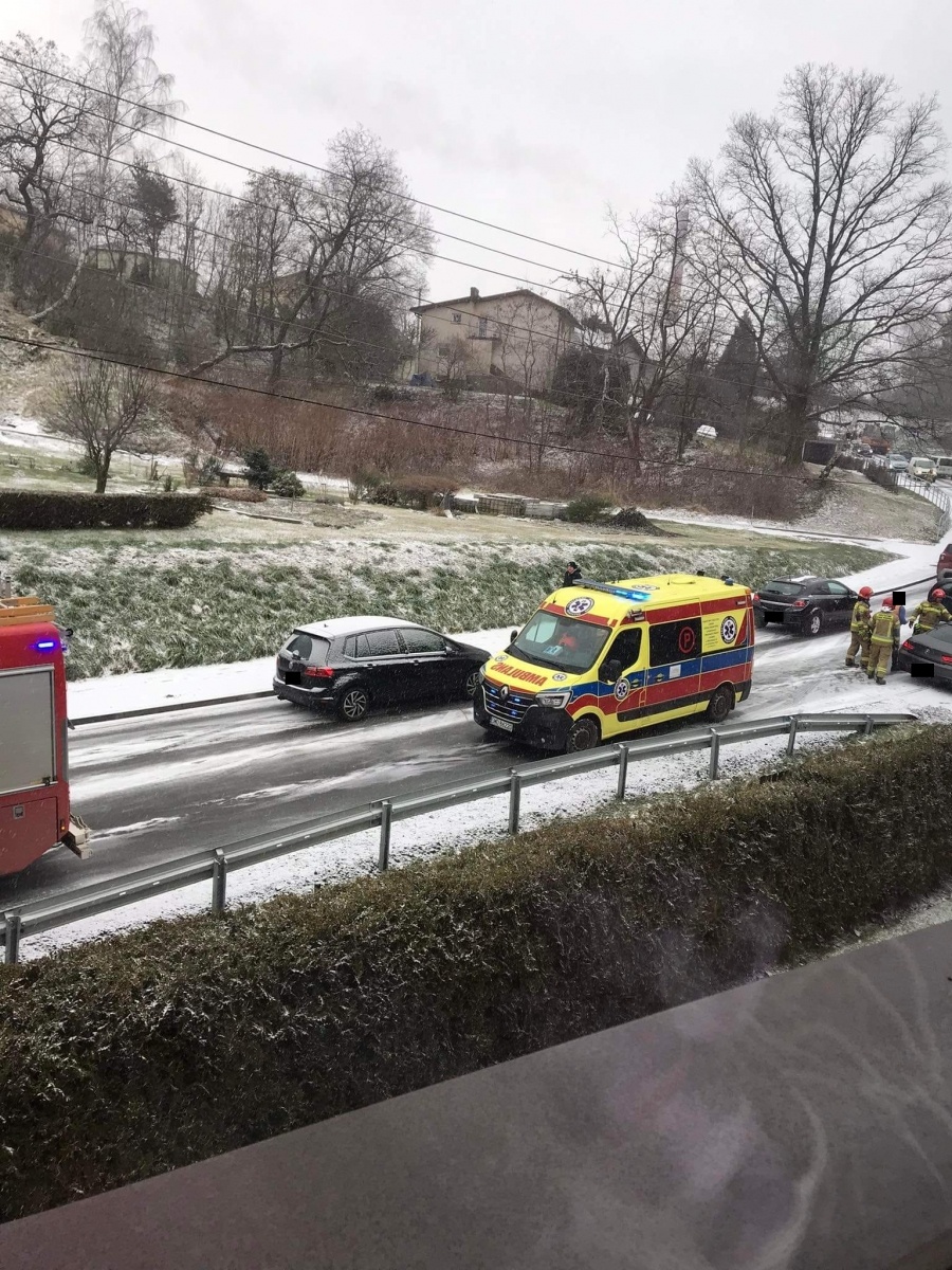 Zdjęcie w galerii na portalu naszwodzislaw.com: Kolizja na Radlińskiej. Zadziałał system e-call. BMW wezwało służby [FOTO] wiadomości z regionu