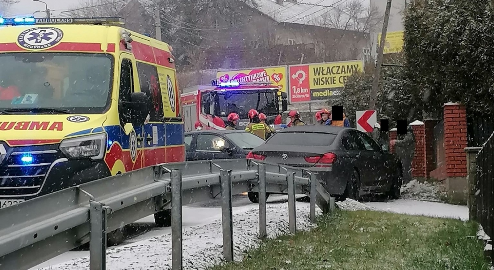 Zdjęcie w galerii na portalu naszwodzislaw.com: Kolizja na Radlińskiej. Zadziałał system e-call. BMW wezwało służby [FOTO] wiadomości z regionu