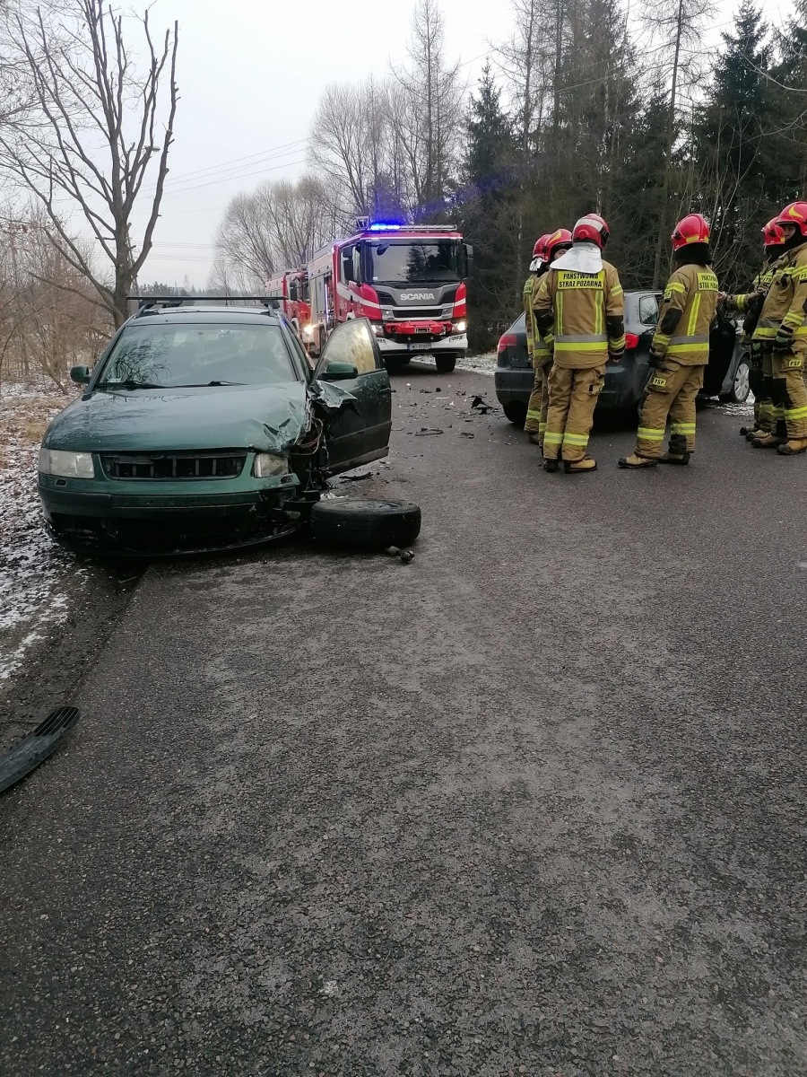 Zdjęcie w galerii na portalu naszwodzislaw.com: Audi i passat zderzyły się na Starowiejskiej [FOTO] wiadomości z regionu